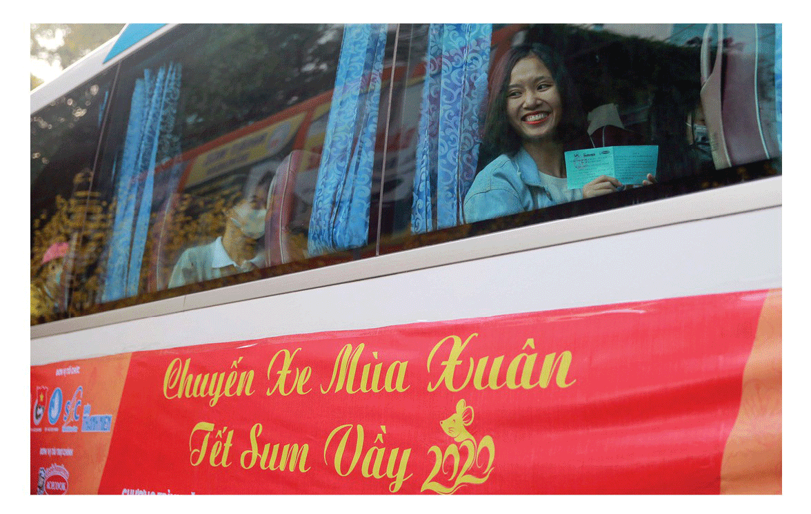 HCMC presents Tet bus tickets to disadvantaged students ảnh 3