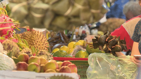 Tro cake, flower branches attract large number of customers on Doan Ngo festival