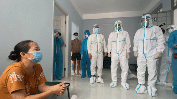 Secretary of the HCMC Party Committee Nguyen Van Nen check the quality of meals of the frontline forces. (Photo: SGGP)