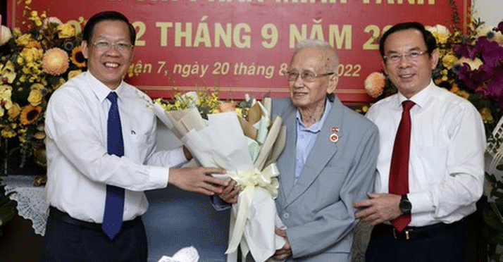 Secretary of the HCMC Party Committee Nguyen Van Nen (R) and Chairman of the municipal People’s Committee Phan Van Mai (L) congratulate former Head of the Party Central Committee (PCC)'s Commission for Mass Mobilisation Phan Minh Tanh.