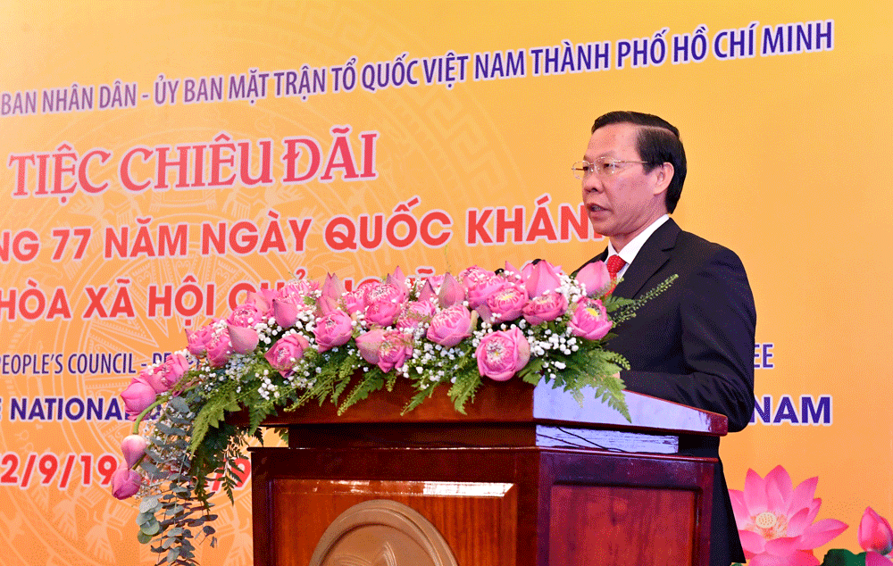Chairman of the municipal People’s Committee Phan Van Mai speaks at the event.