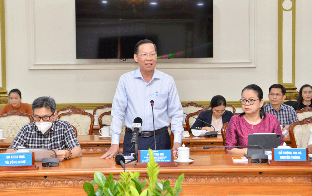 Chairman of the HCMC People’s Committee Phan Van Mai speaks at the meeting. (Photo: SGGP)