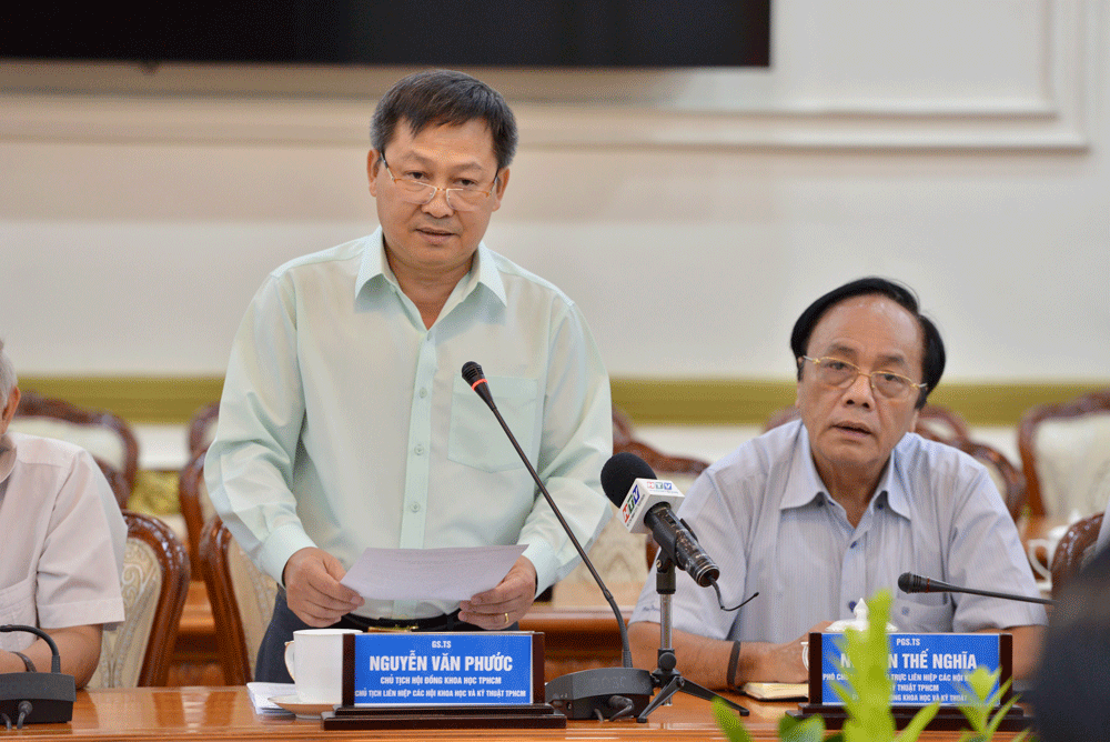 Prof. Dr.Nguyen Van Phuoc, Chairman of the Science Council cum President of the HCMC Union of Science and Technology Associations speaks at the event. (Photo: SGGP)