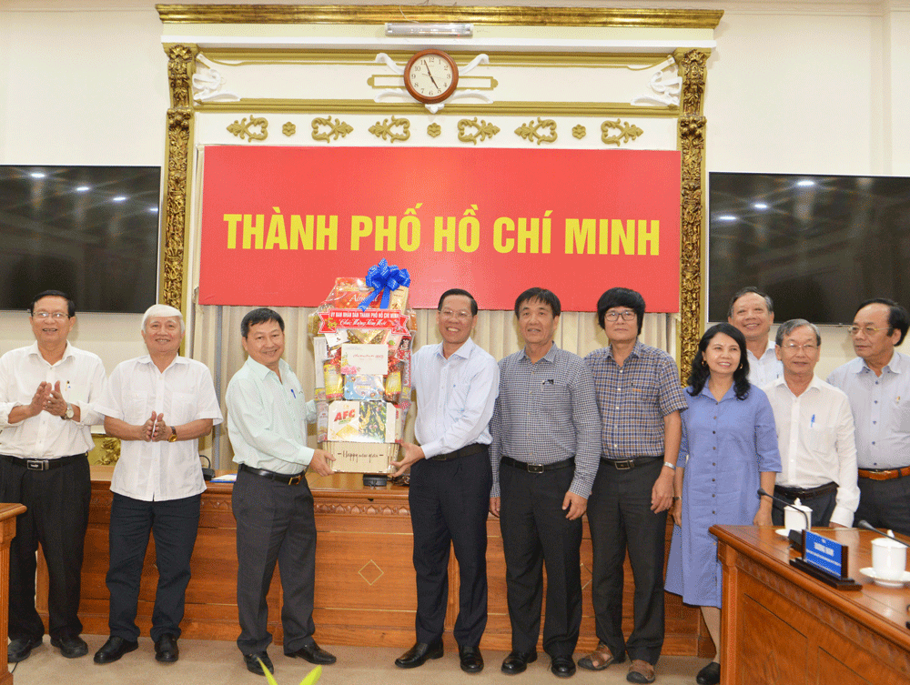 Chairman of the HCMC People’s Committee Phan Van Mai (4th, L) offers gifts to the HCMC Union of Science and Technology Associations on January 4. (Photo: SGGP)