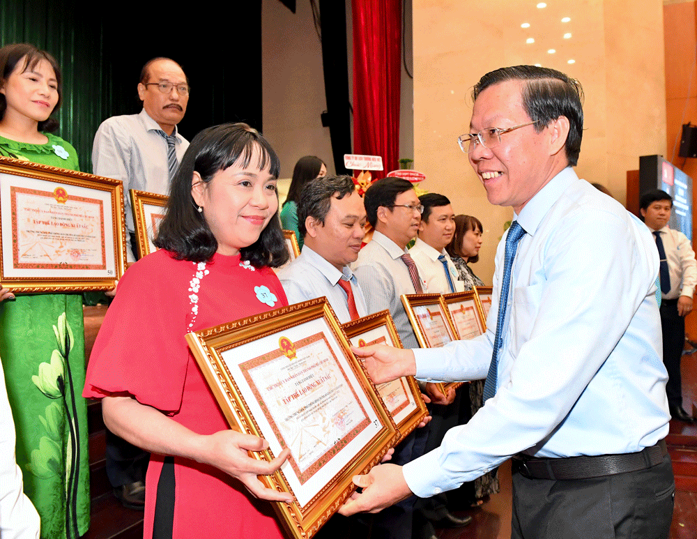 UBND TPHCM tặng danh hiệu “Tập thể lao động xuất sắc” cho 125 đơn vị trường học ảnh 4