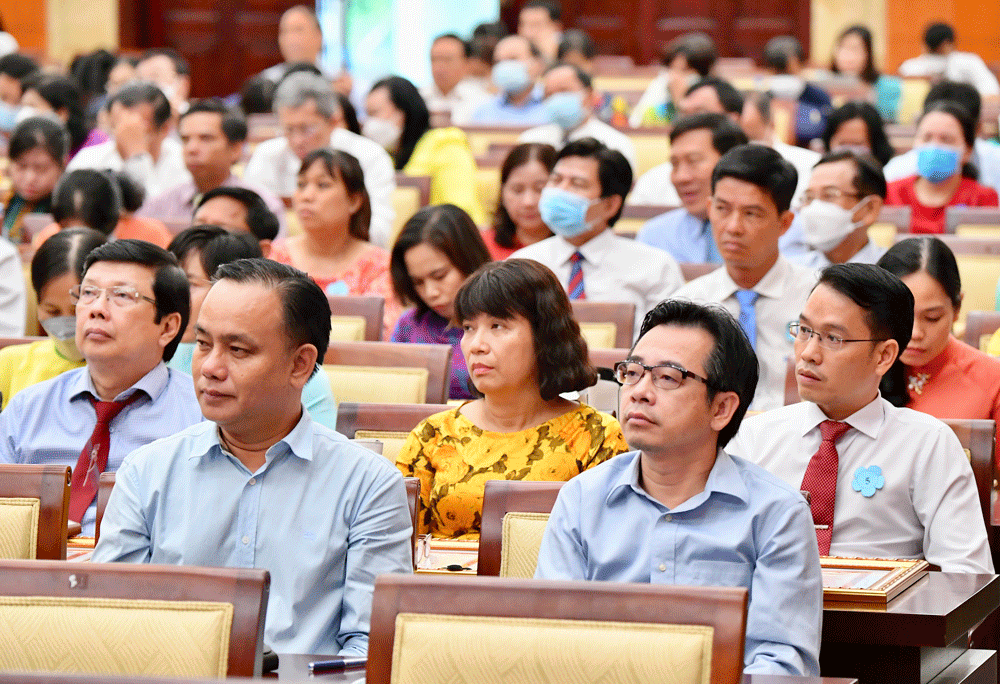 UBND TPHCM tặng danh hiệu “Tập thể lao động xuất sắc” cho 125 đơn vị trường học ảnh 7