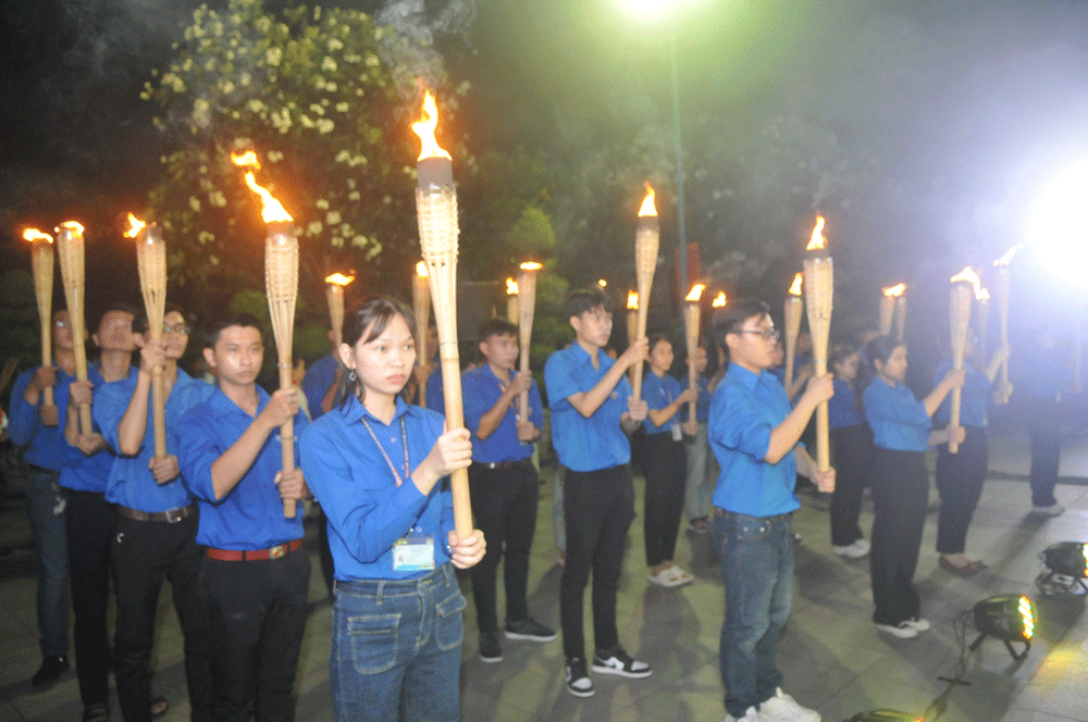 Lãnh đạo TPHCM tri ân các anh hùng liệt sĩ ảnh 2