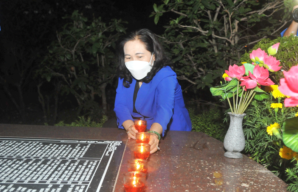 Lãnh đạo TPHCM tri ân các anh hùng liệt sĩ ảnh 4