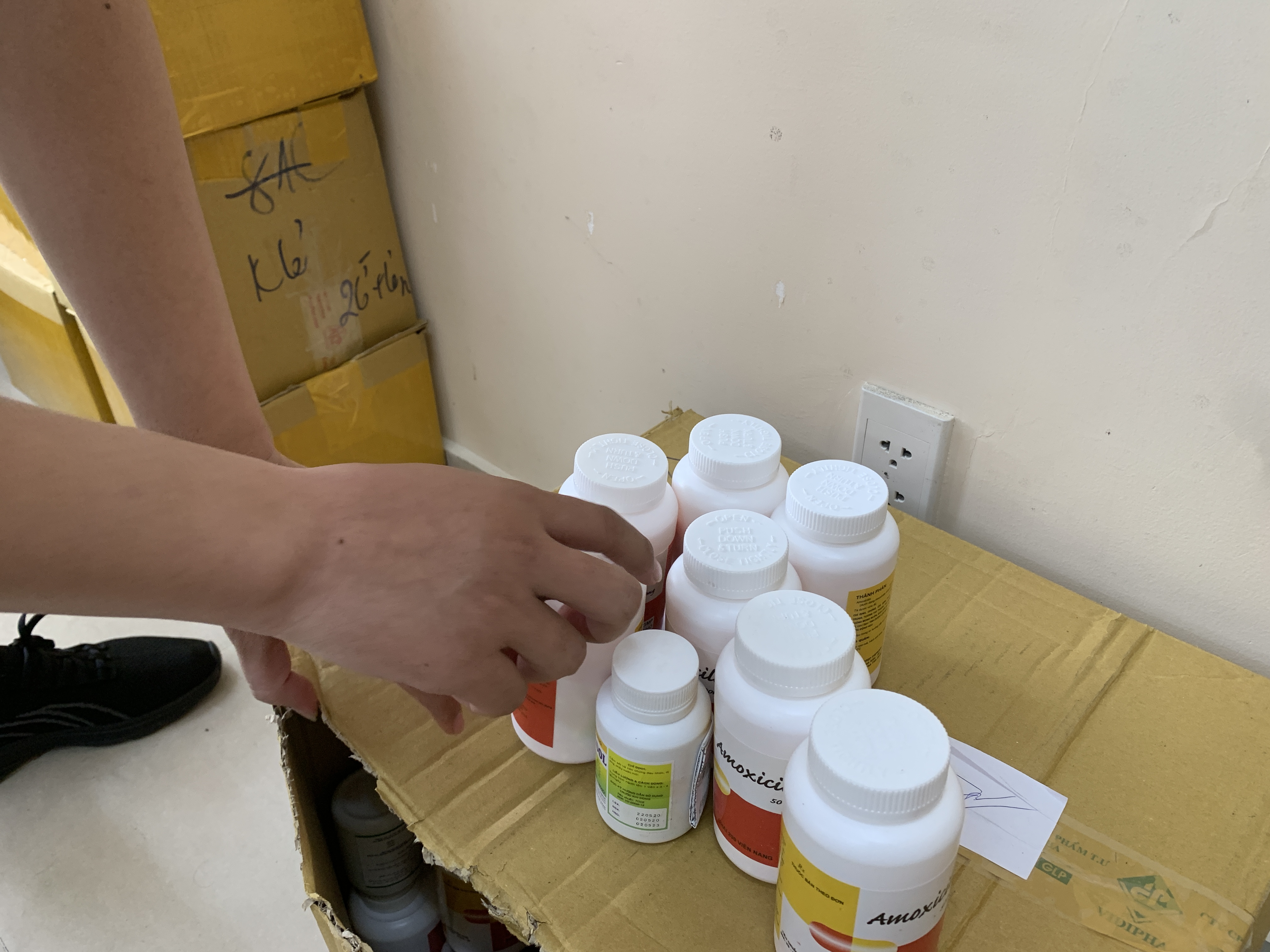 Một số lọ thuốc được dán thương hiệu nổi tiếng vào trước khi đưa ra thị trường Một số lọ thuốc được dán thương hiệu nổi tiếng vào trước khi đưa ra thị trường