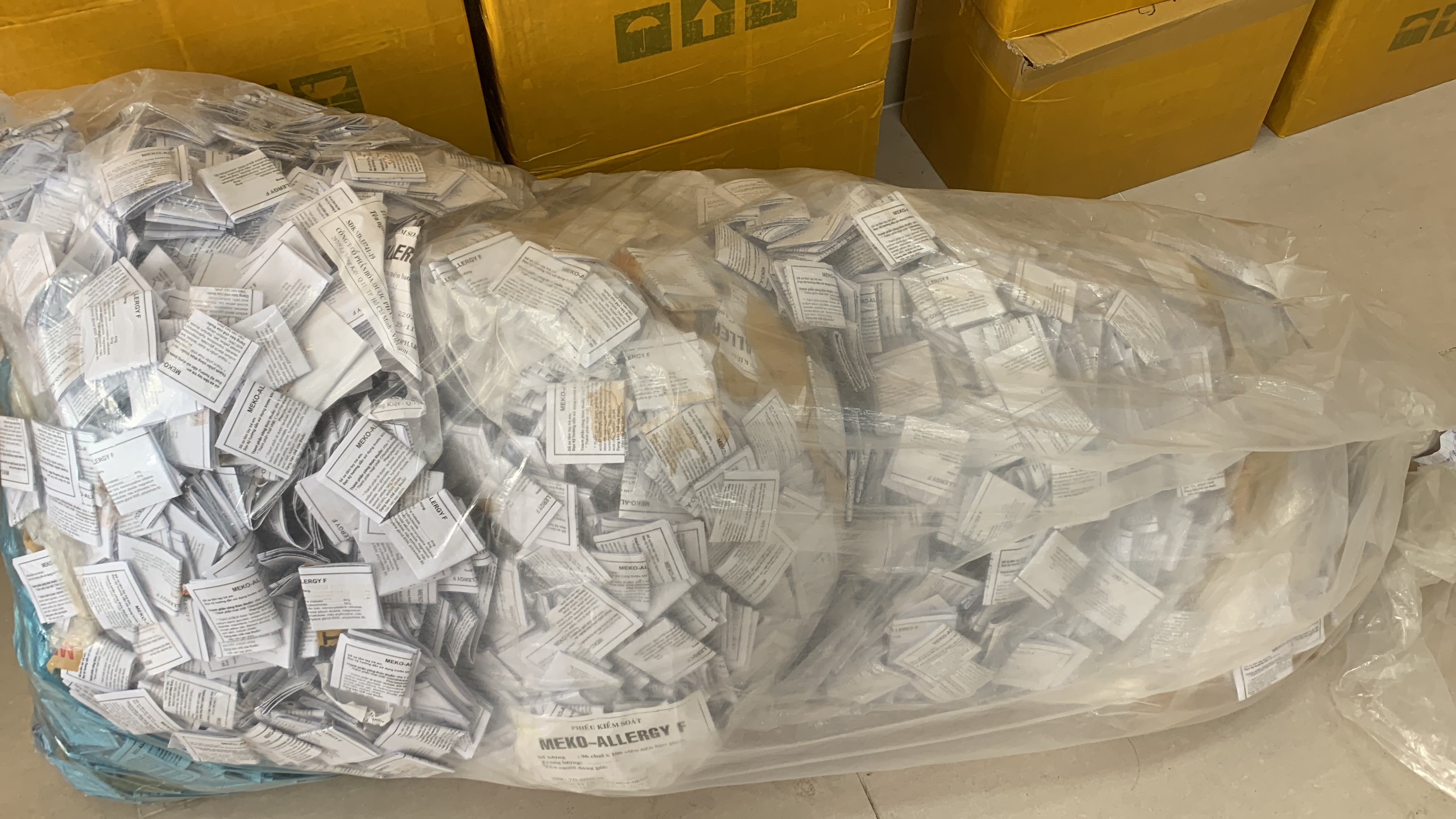 Giấy hướng dẫn sử dụng và tem các nhãn hiệu nổi tiếng thu giữ Giấy hướng dẫn sử dụng và tem các nhãn hiệu nổi tiếng thu giữ