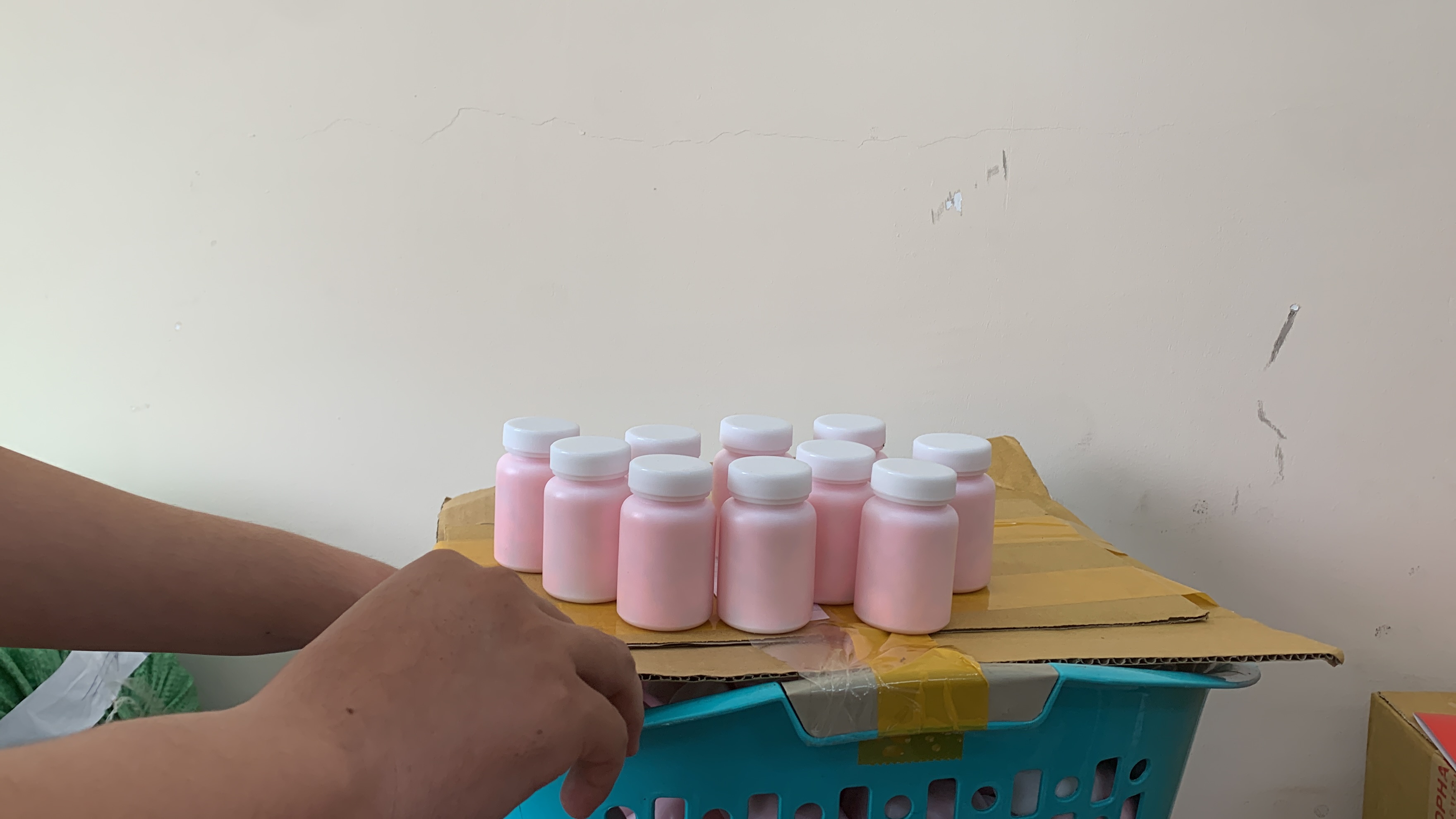 Lọ thuốc chưa được dán nhãn hiệu nổi tiếng Lọ thuốc chưa được dán nhãn hiệu nổi tiếng