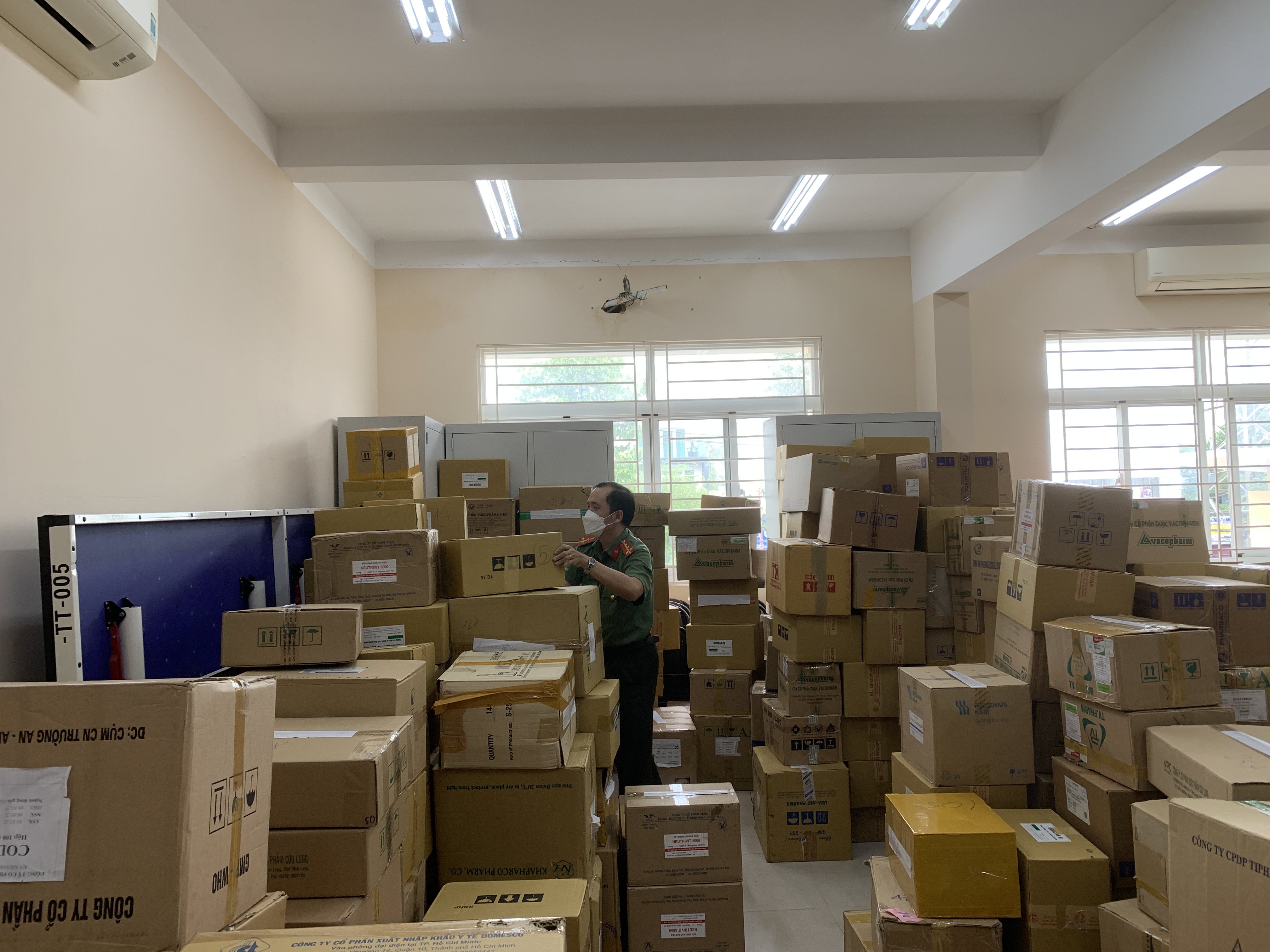 Một số hình ảnh các thùng chứa các lọ thuốc giả mang nhãn hiệu nổi tiếng Một số hình ảnh các thùng chứa các lọ thuốc giả mang nhãn hiệu nổi tiếng