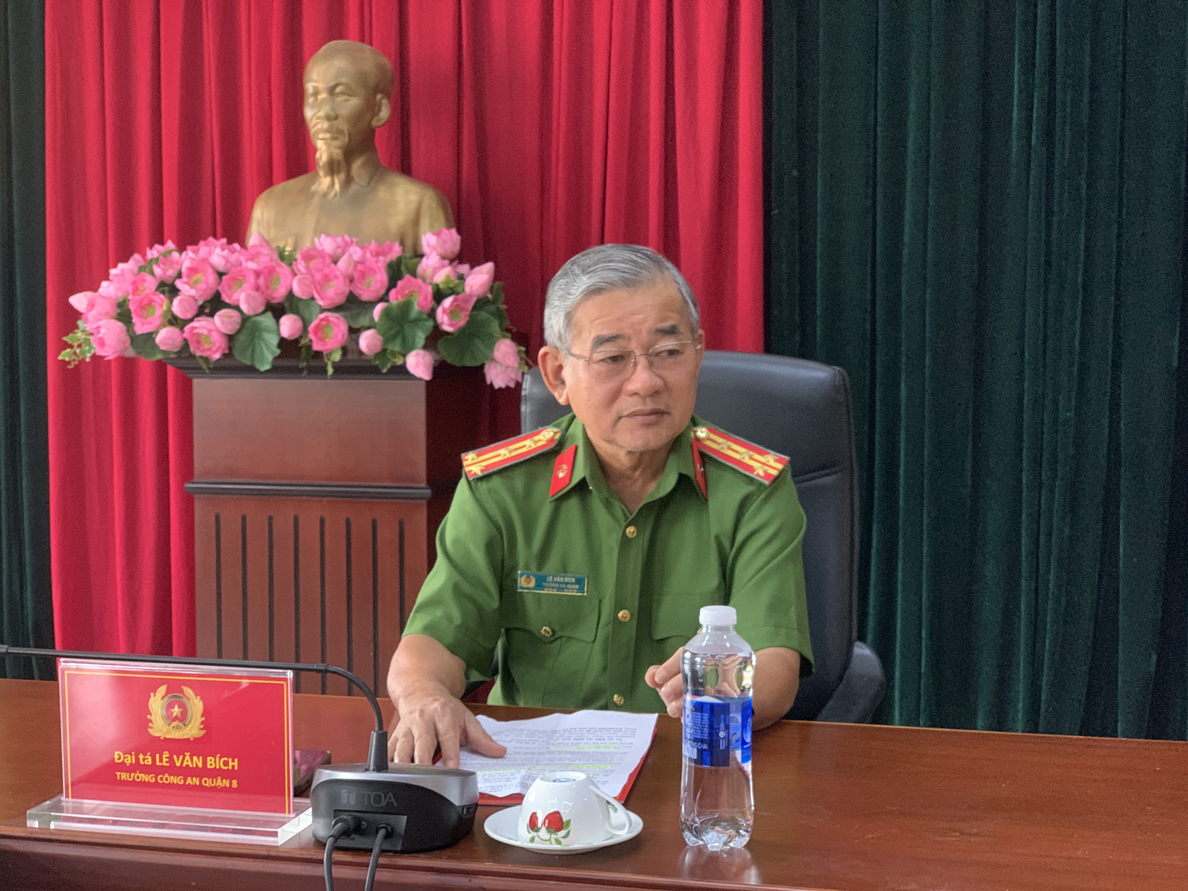 Đại tá Lê Văn Bích chia sẻ với phóng viên về việc triệt phá đường dây sản xuất tân dược giả. Ảnh: CHÍ THẠCH Đại tá Lê Văn Bích chia sẻ với phóng viên về việc triệt phá đường dây sản xuất tân dược giả. Ảnh: CHÍ THẠCH