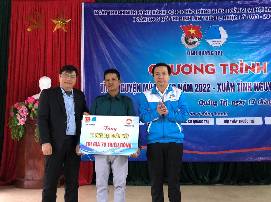 Trao tặng nhà đại đoàn kết cho người dân Trao tặng nhà đại đoàn kết cho người dân