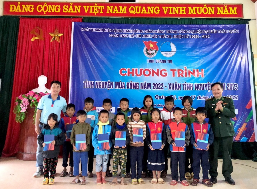 Trao tặng quà và học bổng cho các em học sinh Trao tặng quà và học bổng cho các em học sinh