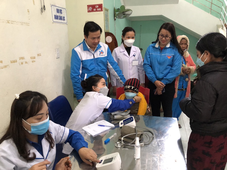 Khám bệnh, phát thuốc miễn phí cho 200 người dân xã biên giới tỉnh Quảng Trị Khám bệnh, phát thuốc miễn phí cho 200 người dân xã biên giới tỉnh Quảng Trị