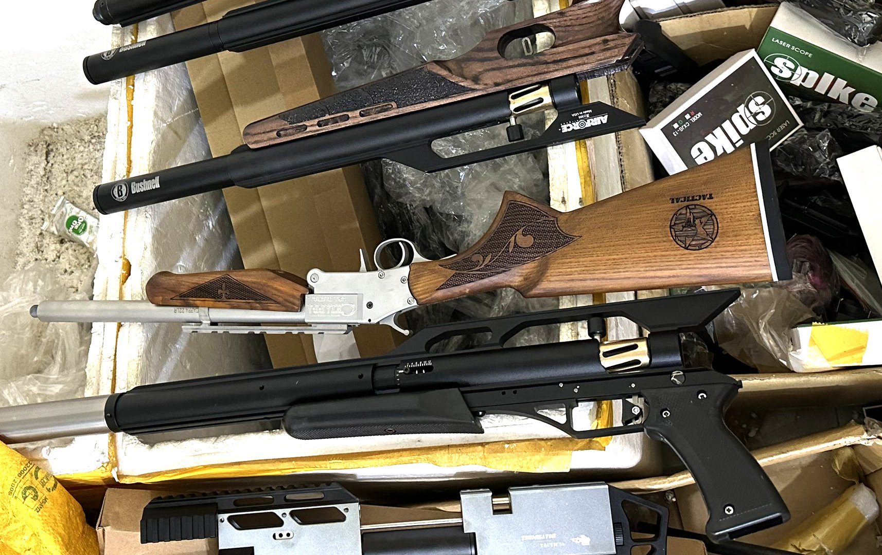 Thu giữ các loại súng khi kiểm tra nhà của 2 đối tượng Thu giữ các loại súng khi kiểm tra nhà của 2 đối tượng