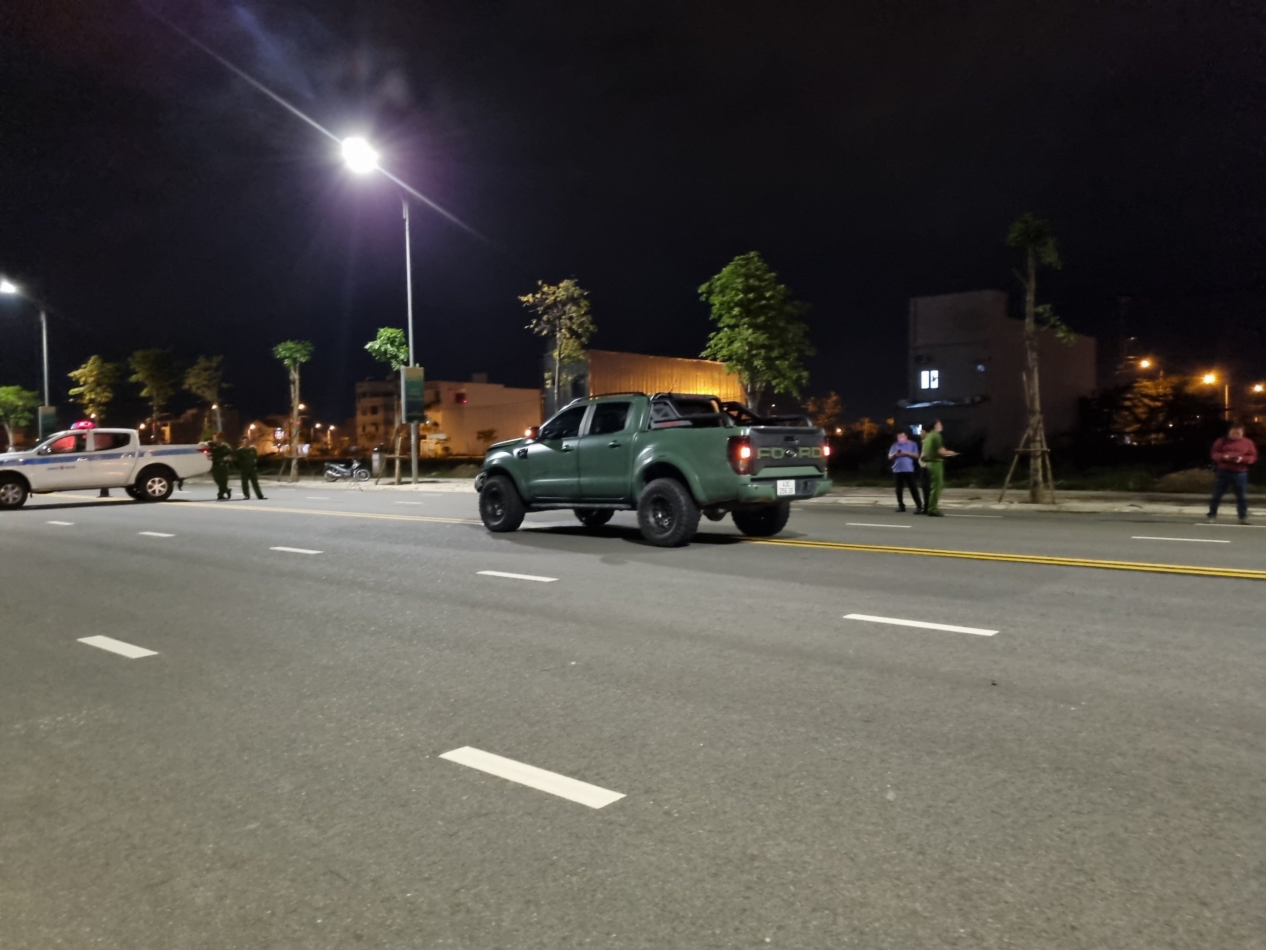 Xe bán tải gây tai nạn