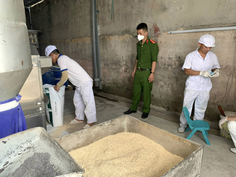 Quá trình trộn nguyên liệu mất vệ sinh, không đảm bảo an toàn thực phẩm để sản xuất sữa bột dinh dưỡng cho trẻ em và người già tại nhà xưởng của Công ty cổ phần sữa Hà Lan Quá trình trộn nguyên liệu mất vệ sinh, không đảm bảo an toàn thực phẩm để sản xuất sữa bột dinh dưỡng cho trẻ em và người già tại nhà xưởng của Công ty cổ phần sữa Hà Lan