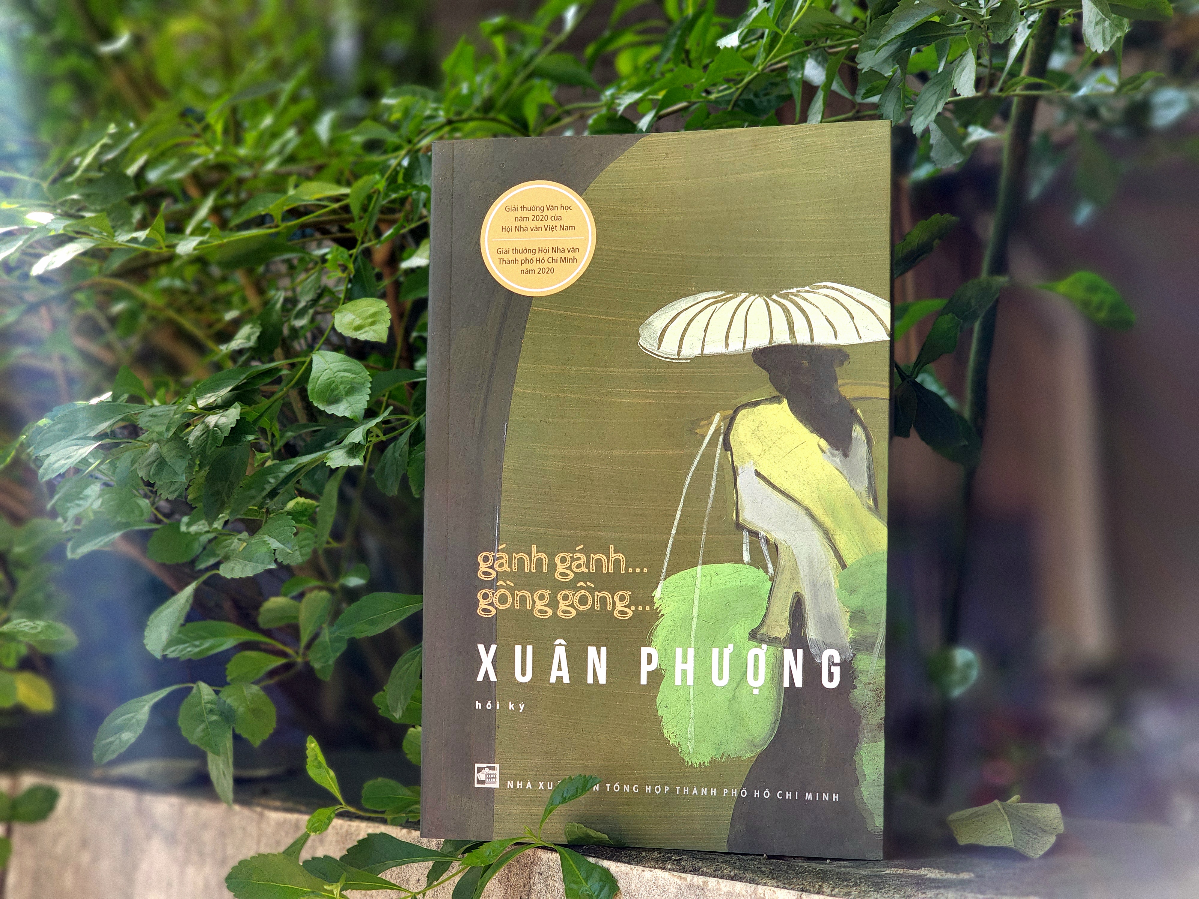 Hồi ký "Gánh gánh... gồng gồng..." vừa được tái bản lần thứ 4 tại NXB Tổng hợp TPHCM Hồi ký "Gánh gánh... gồng gồng..." vừa được tái bản lần thứ 4 tại NXB Tổng hợp TPHCM