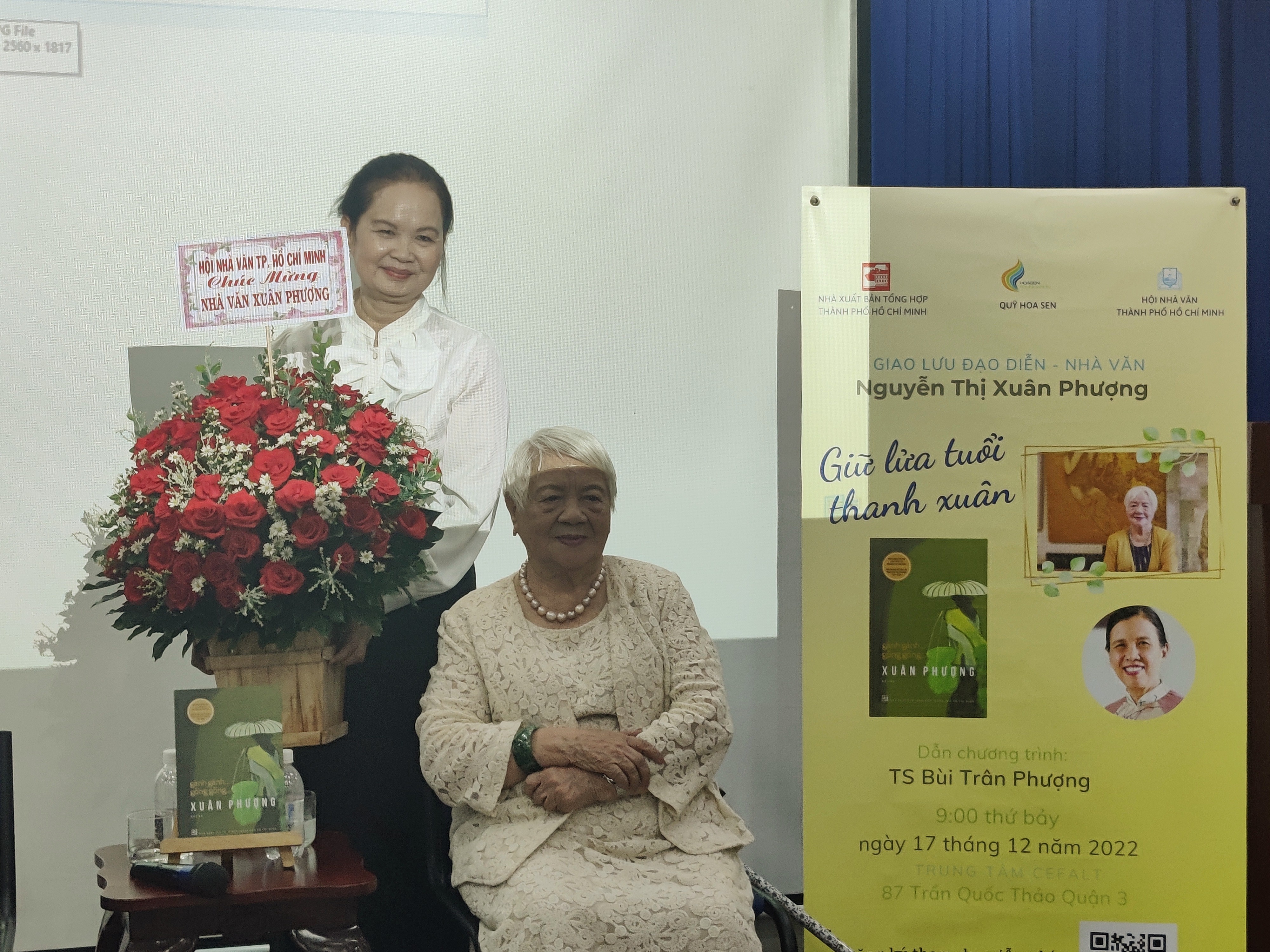 Nhà văn Bích Ngân, Chủ tịch Hội Nhà văn TPHCM tặng hoa chúc mừng nhà văn Xuân Phượng. Cách đây không lâu, nhà văn Xuân Phượng là một trong 29 hội viên vừa được kết nạp vào Hội Nhà văn TPHCM Nhà văn Bích Ngân, Chủ tịch Hội Nhà văn TPHCM tặng hoa chúc mừng nhà văn Xuân Phượng. Cách đây không lâu, nhà văn Xuân Phượng là một trong 29 hội viên vừa được kết nạp vào Hội Nhà văn TPHCM