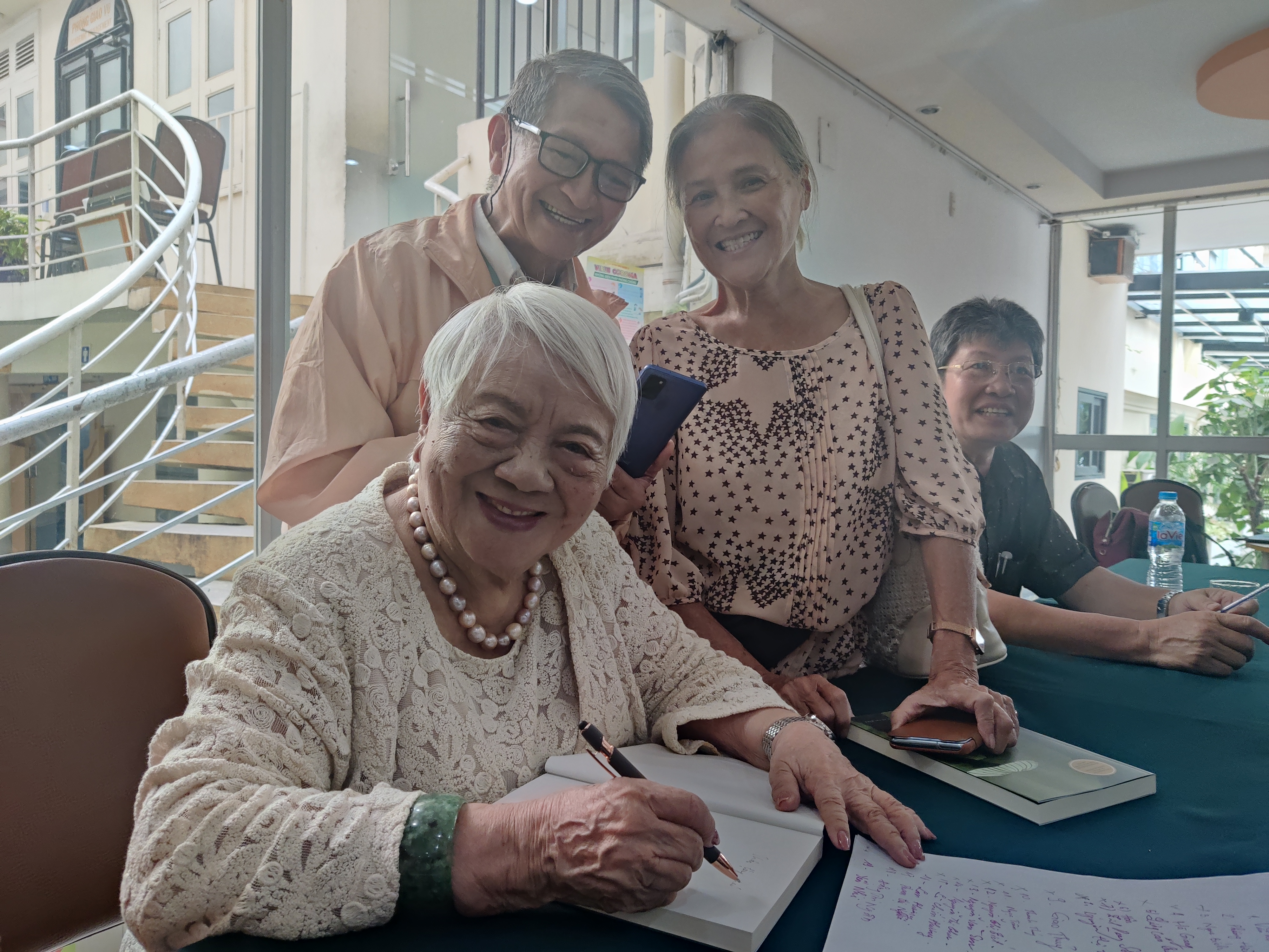 Nhà văn Xuân Phượng ký tặng sách cho độc giả Nhà văn Xuân Phượng ký tặng sách cho độc giả