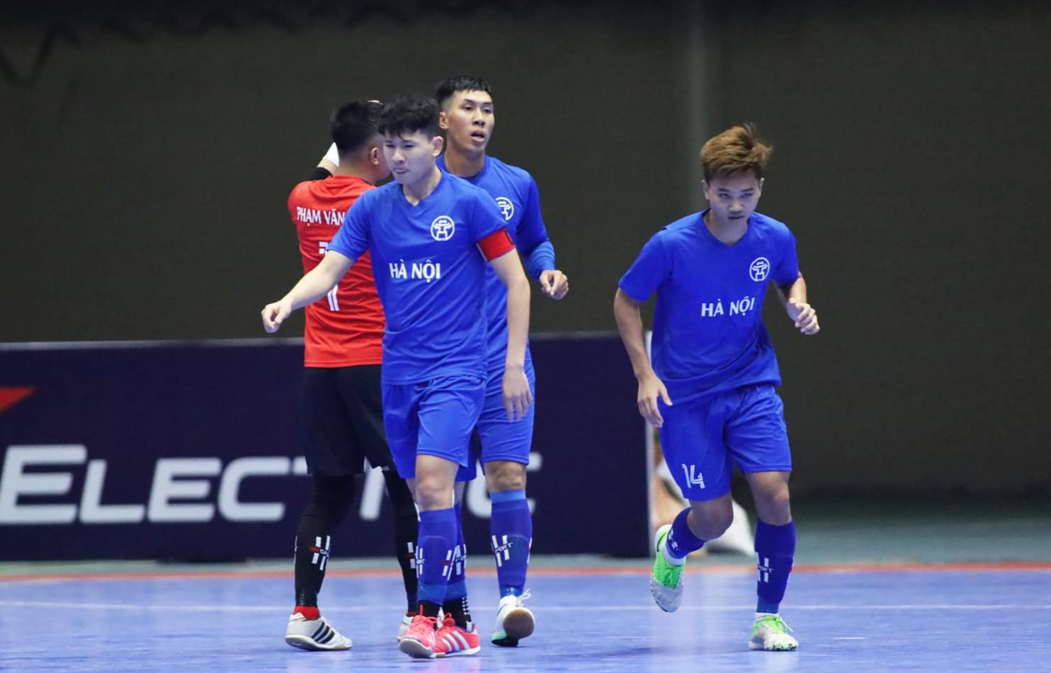Futsal Hà Nội là đội giành tấm vé còn lại vào chơi trận chung kết. ẢNH: HOÀNG QUÂN