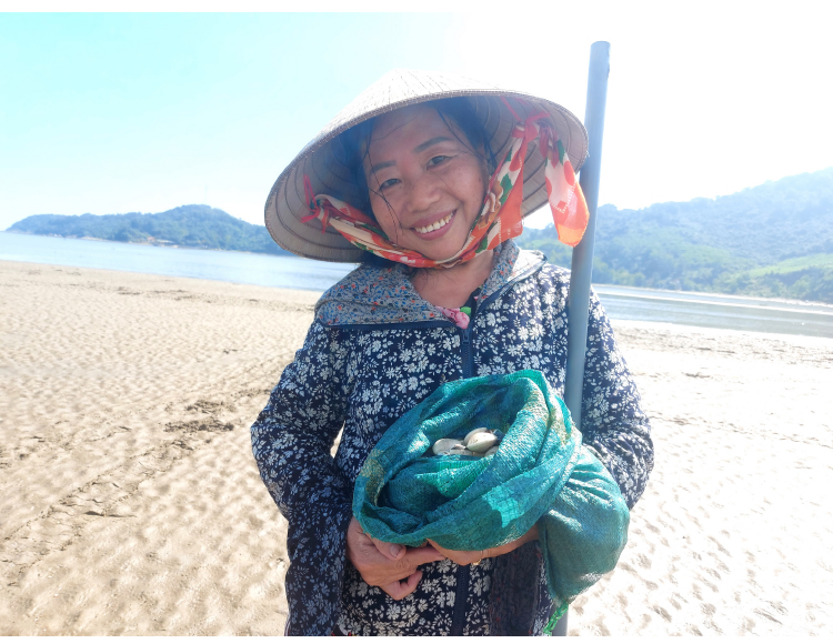 Đi nạo nghêu ở biển Cửa Sót ảnh 13