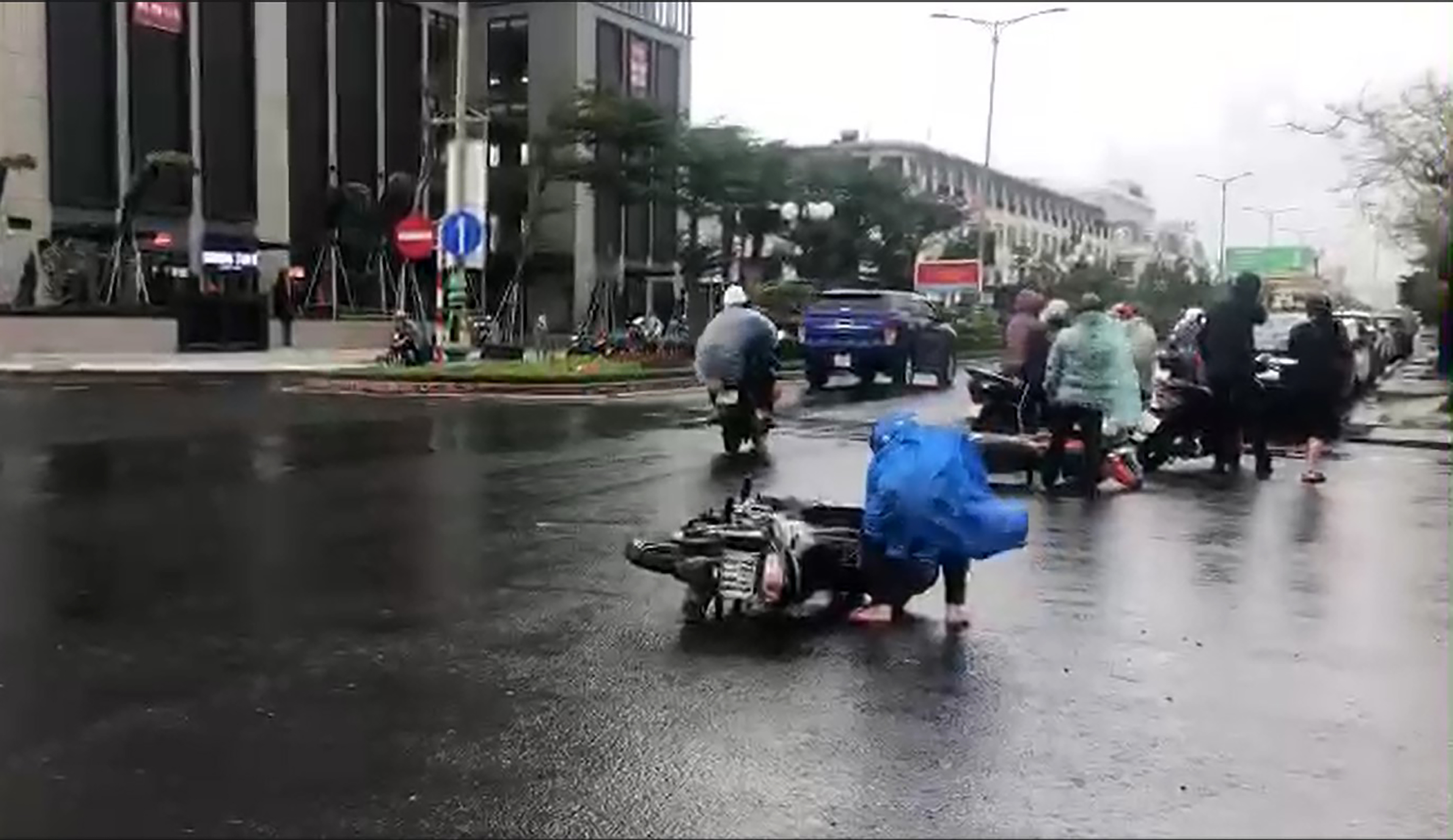 Nhiều xe máy trên đường Hùng Vương (TP Tuy Hòa, Phú Yên) bị gió lớn quật ngã. Ảnh: LÊ KÔNG THÀNH