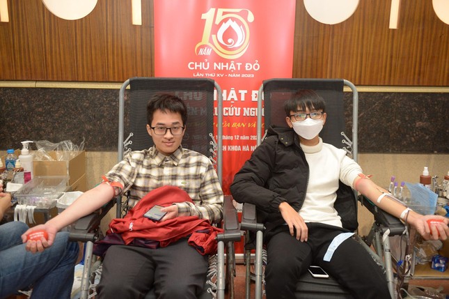 Các bạn trẻ tham gia hiến máu tại chương trình Chủ nhật Đỏ lần thứ XV