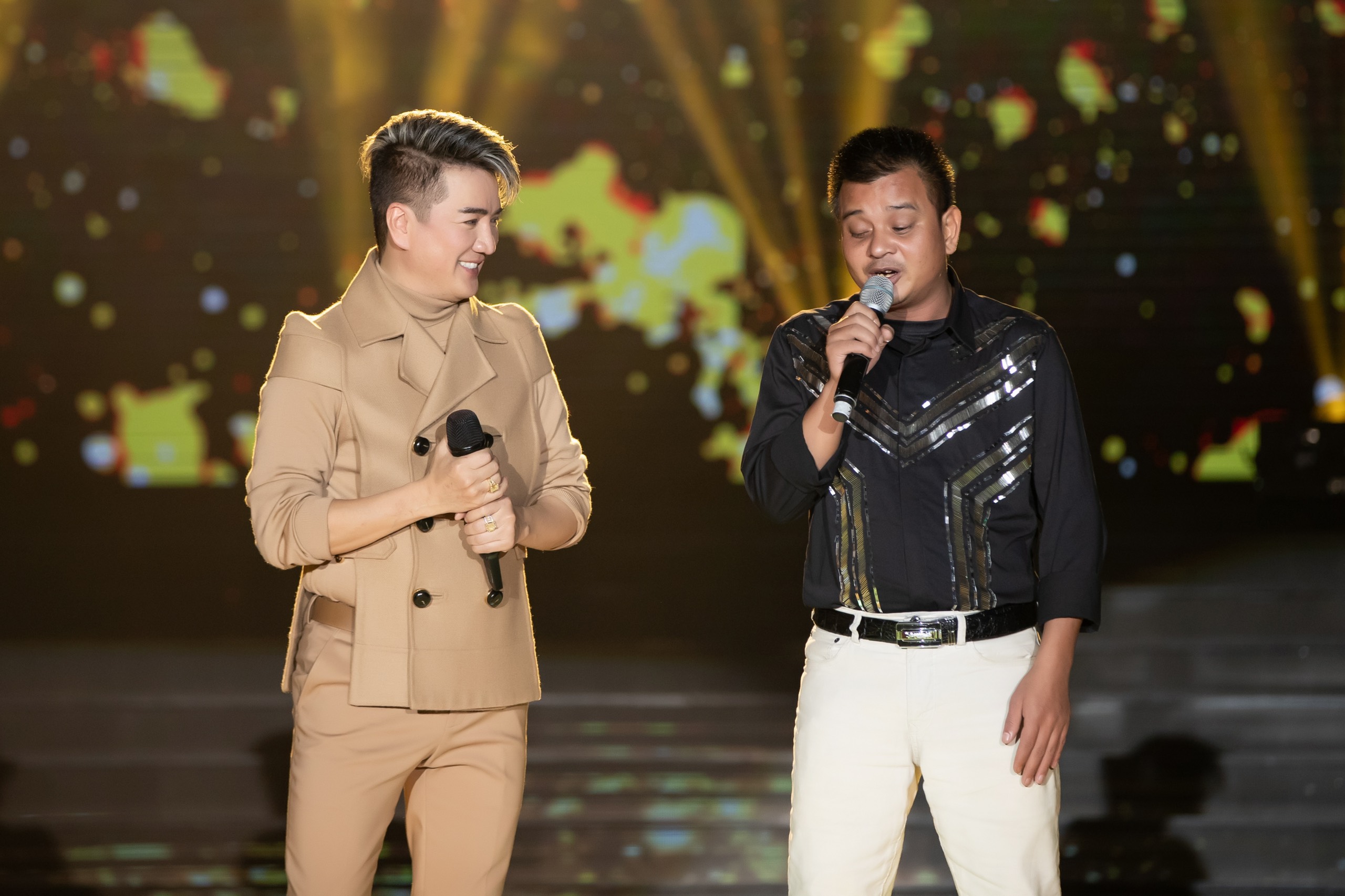 Anh Phạm Bá Hồng hiện đã nhìn thấy rõ hơn trước và tự tin bước lên sân khấu song ca cùng thần tượng của mình Anh Phạm Bá Hồng hiện đã nhìn thấy rõ hơn trước và tự tin bước lên sân khấu song ca cùng thần tượng của mình