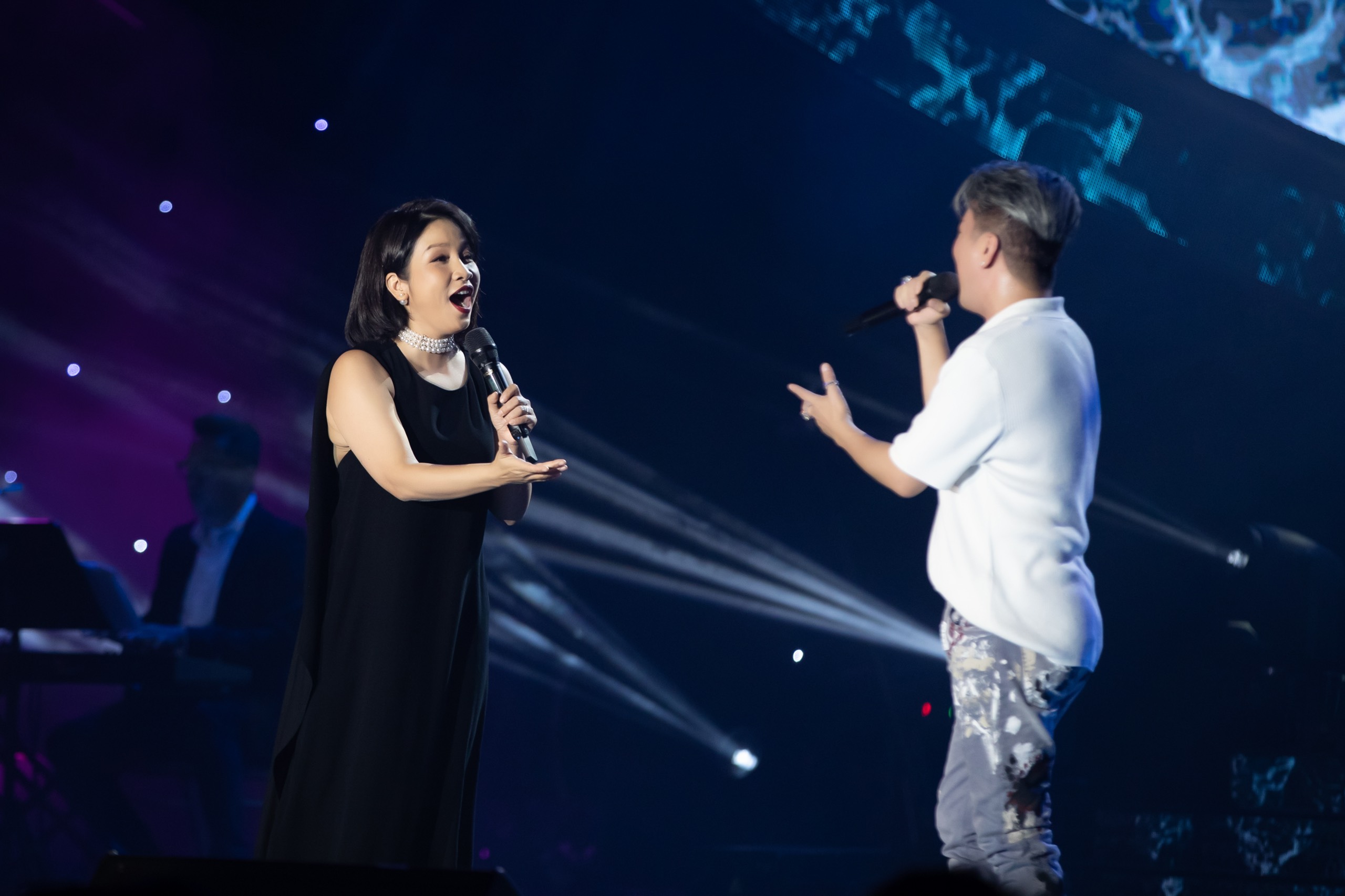 Ca sĩ Mỹ Linh thể hiện hit "Hương ngọc lan" và nhận được những tràng pháo tay không ngớt từ khán giả Ca sĩ Mỹ Linh thể hiện hit "Hương ngọc lan" và nhận được những tràng pháo tay không ngớt từ khán giả