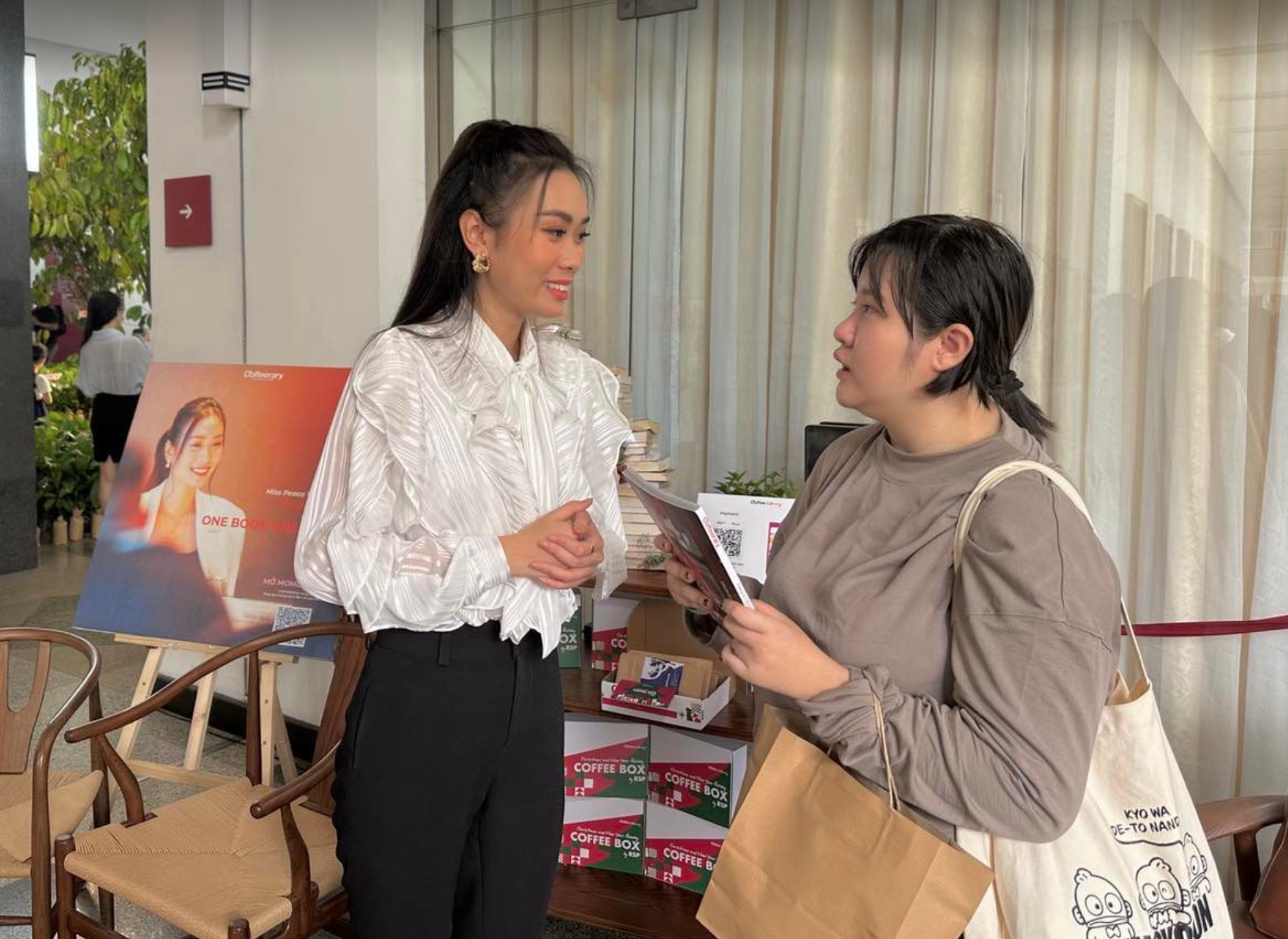 Hoa hậu Ban Mai chia sẻ về dự án dự án One Book One Coffee Hoa hậu Ban Mai chia sẻ về dự án dự án One Book One Coffee