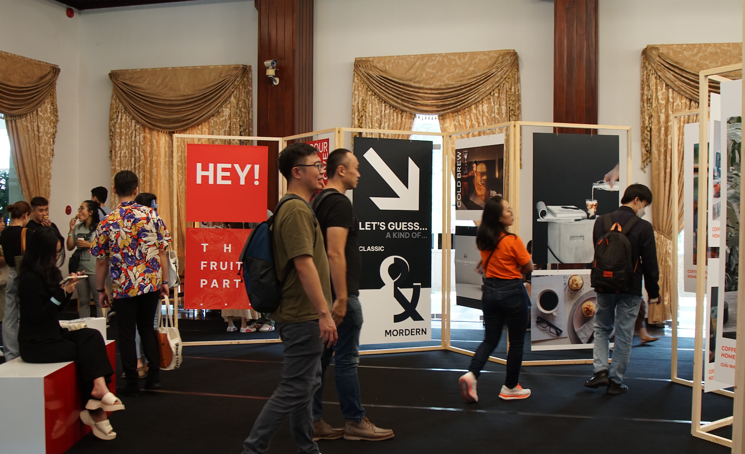 Người dân và du khách đến tham dự Coffeerary Exhibition Người dân và du khách đến tham dự Coffeerary Exhibition