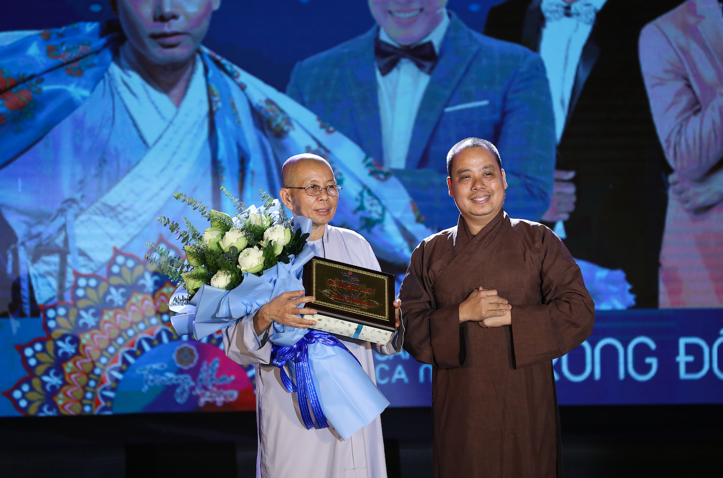 Đêm nhạc &quot;Rộn ràng xuân&quot; bán vé được 266 triệu đồng quyên tặng chùa Long An. Ảnh: LÝ VÕ PHÚ HƯNG