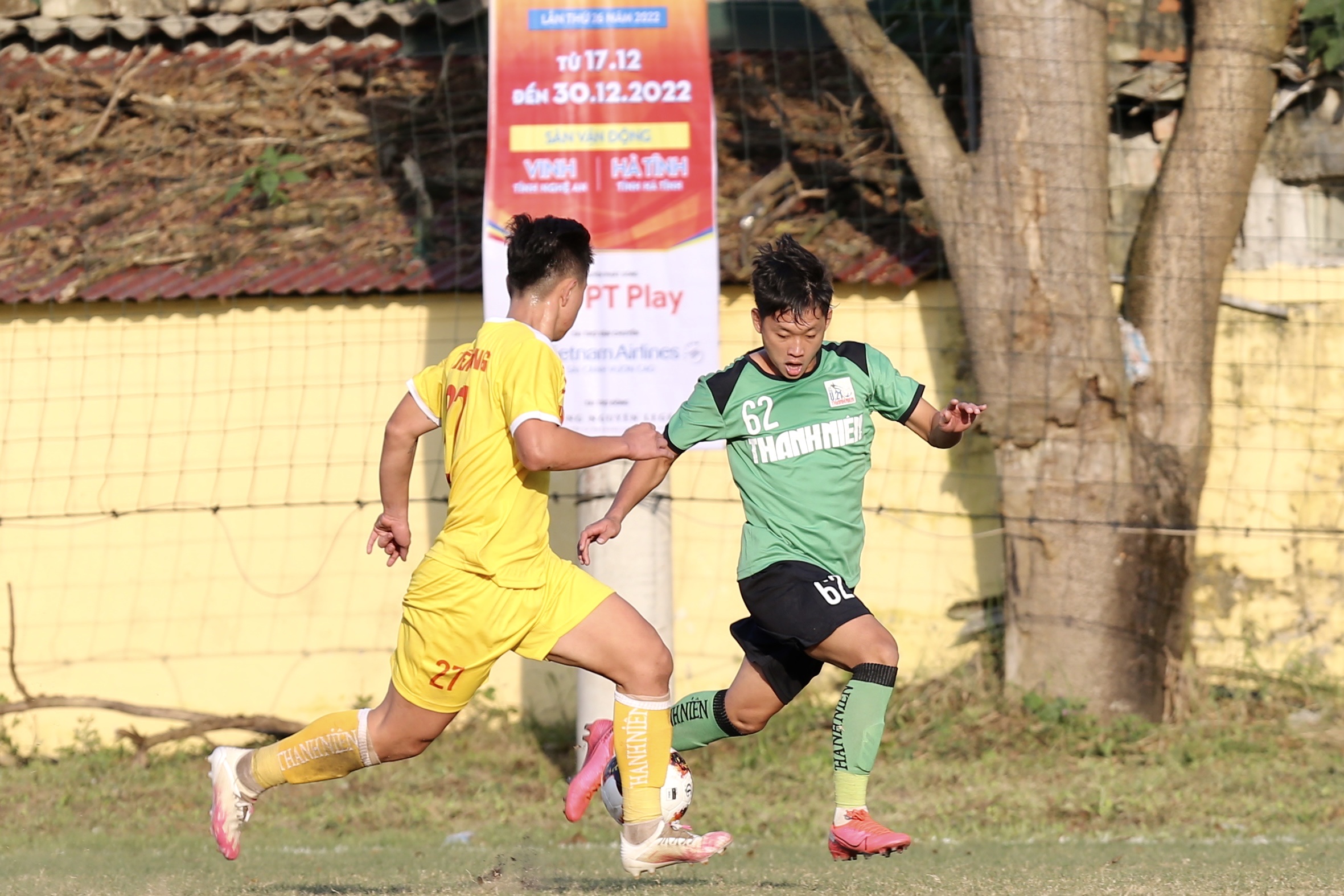 Trận Hà Nội (áo vàng) thắng Học viện NutiFood 2-0