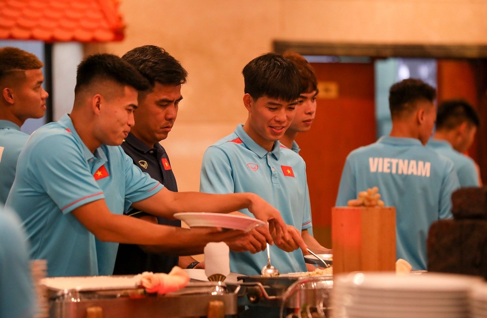 Các cầu thủ U22 Việt Nam tỏ ra thoải mái và hài lòng với các món ăn tại Nhà hàng