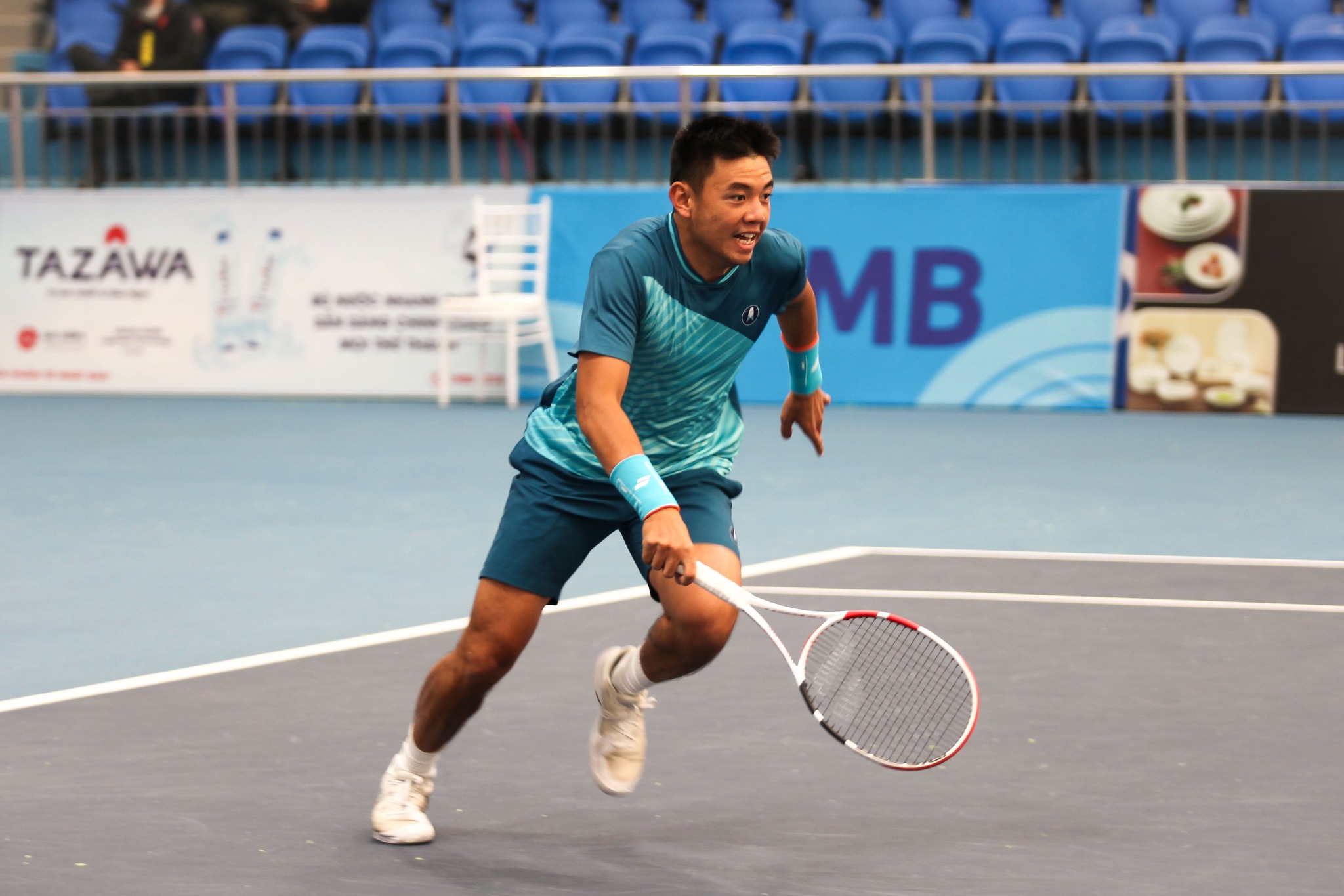 Lý Hoàng Nam luôn nỗ lực trong từng pha bóng Lý Hoàng Nam luôn nỗ lực trong từng pha bóng