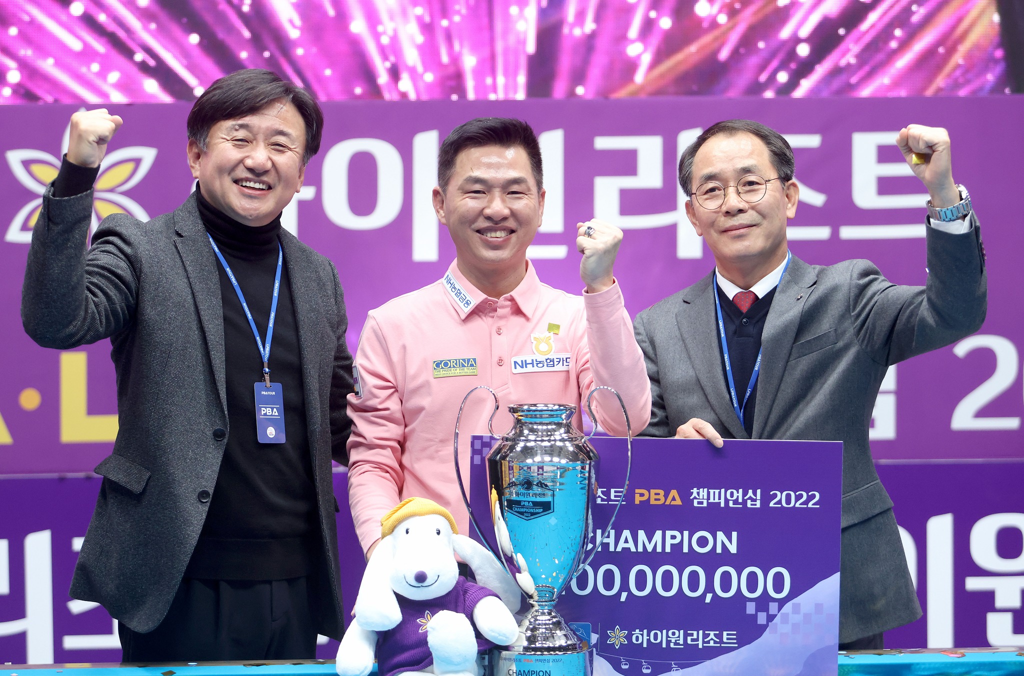 Mã Minh Cẩm nhận cúp và 100 triệu Won tiền thưởng khoảng 1,8 tỷ đồng Mã Minh Cẩm nhận cúp và 100 triệu Won tiền thưởng khoảng 1,8 tỷ đồng