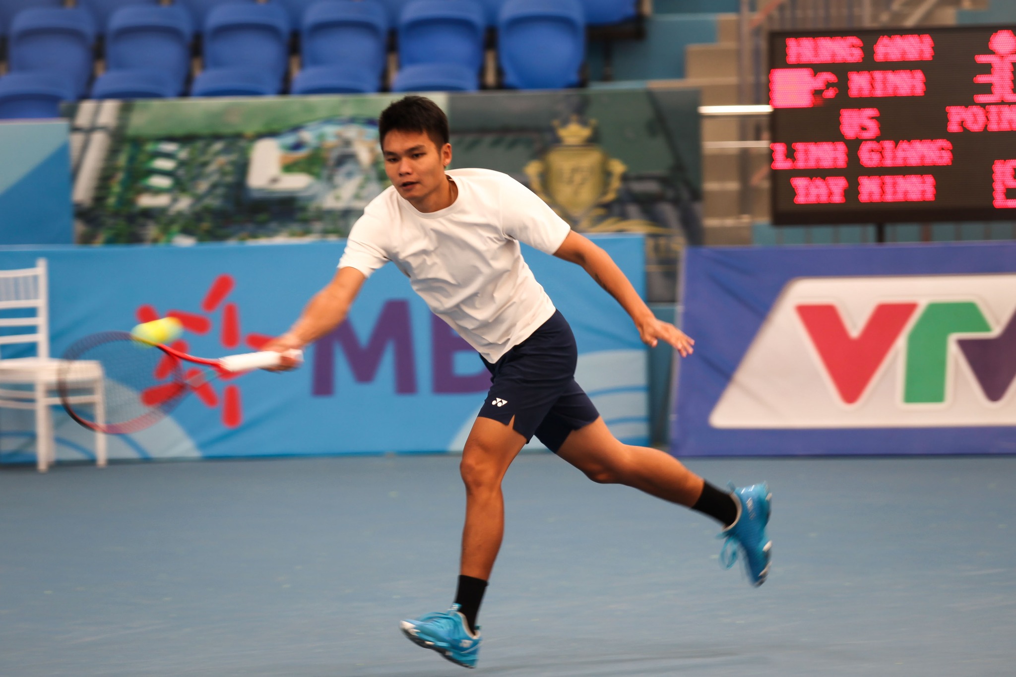 Trịnh Linh Giang bị chấn thương phải bỏ cuộc hai nội dung đơn và đôi nam Trịnh Linh Giang bị chấn thương phải bỏ cuộc hai nội dung đơn và đôi nam