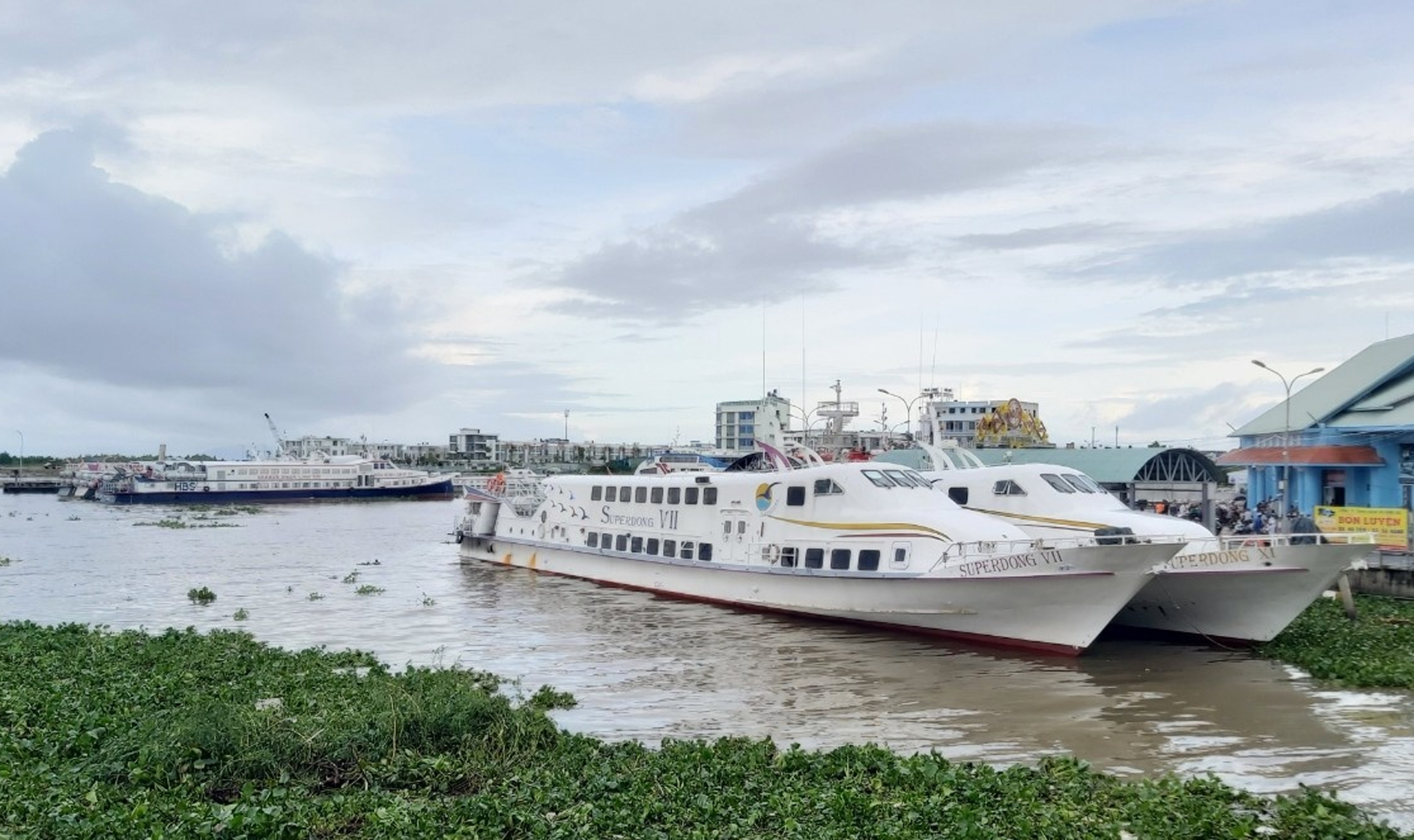 Tàu khách neo đậu tại cảng Rạch Giá. Ảnh: QUỐC BÌNH. Tàu khách neo đậu tại cảng Rạch Giá. Ảnh: QUỐC BÌNH.