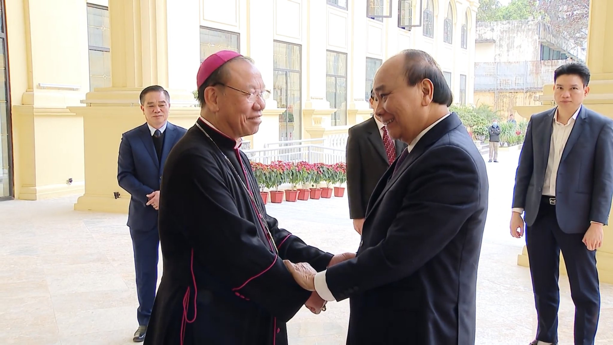 Chủ tịch nước Nguyễn Xuân Phúc chúc mừng Tổng Giám mục Tổng giáo phận Hà Nội, Phó Chủ tịch Hội đồng Giám mục Việt Nam Giuse Vũ Văn Thiên. Ảnh: QUẾ SƠN