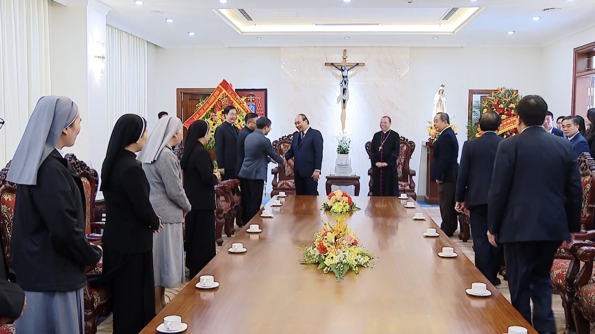 Chủ tịch nước Nguyễn Xuân Phúc thăm hỏi và gửi lời chúc tốt đẹp đến các vị linh mục, tu sỹ đại diện các giáo xứ, dòng tu của Tổng Giáo phận Hà Nội đón một mùa Giáng sinh an lành, hạnh phúc, tràn đầy hồng ân Thiên Chúa. Ảnh: QUẾ SƠN