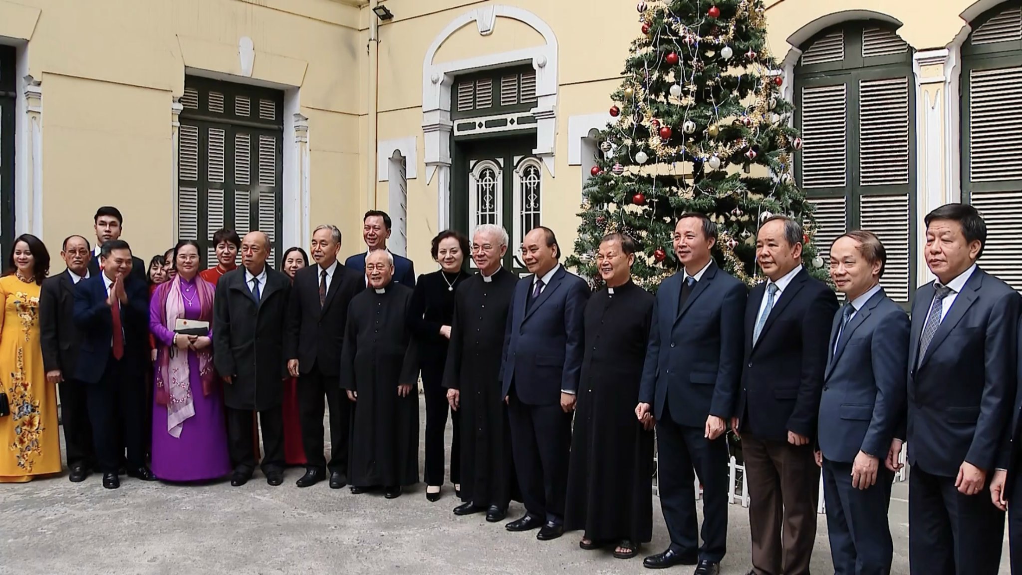 Chủ tịch nước chụp hình lưu niệm. Ảnh: QUẾ SƠN