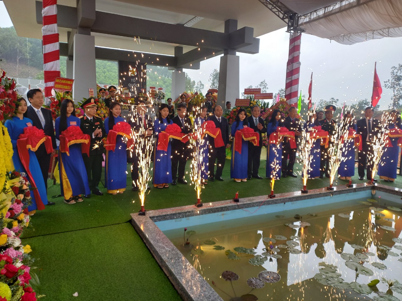 Chủ tịch nước cùng các đại biểu cắt băng khánh thành Khu tưởng niệm. Ảnh: QUẾ SƠN Chủ tịch nước cùng các đại biểu cắt băng khánh thành Khu tưởng niệm. Ảnh: QUẾ SƠN