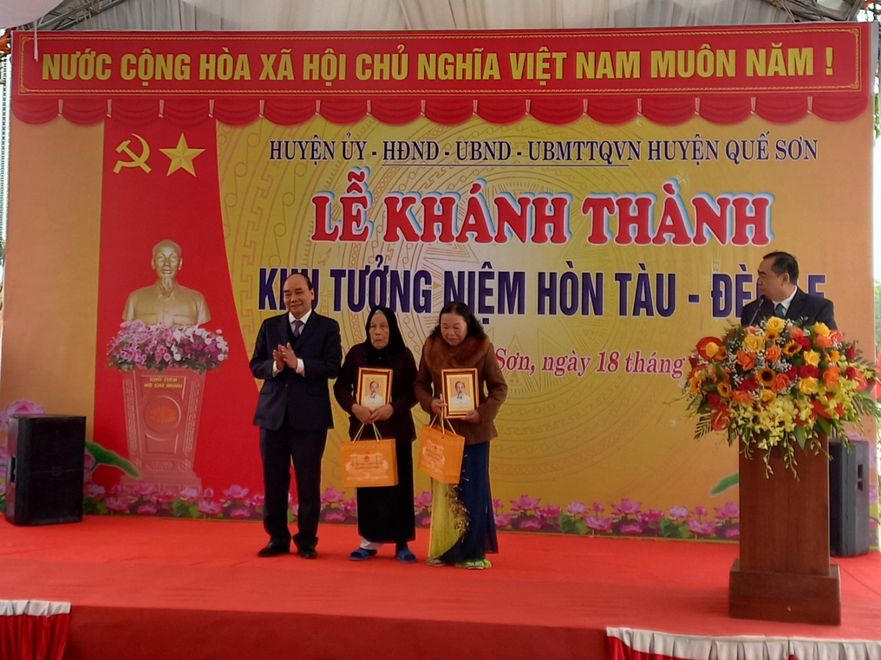 Chủ tịch nước Nguyễn Xuân Phúc tặng quà Mẹ Việt Nam anh hùng Bùi Thị Tuyên và Anh hùng lực lượng vũ trang nhân dân Trần Thị Lan, huyện Quế Sơn. Ảnh: QUẾ SƠN. Chủ tịch nước Nguyễn Xuân Phúc tặng quà Mẹ Việt Nam anh hùng Bùi Thị Tuyên và Anh hùng lực lượng vũ trang nhân dân Trần Thị Lan, huyện Quế Sơn. Ảnh: QUẾ SƠN.