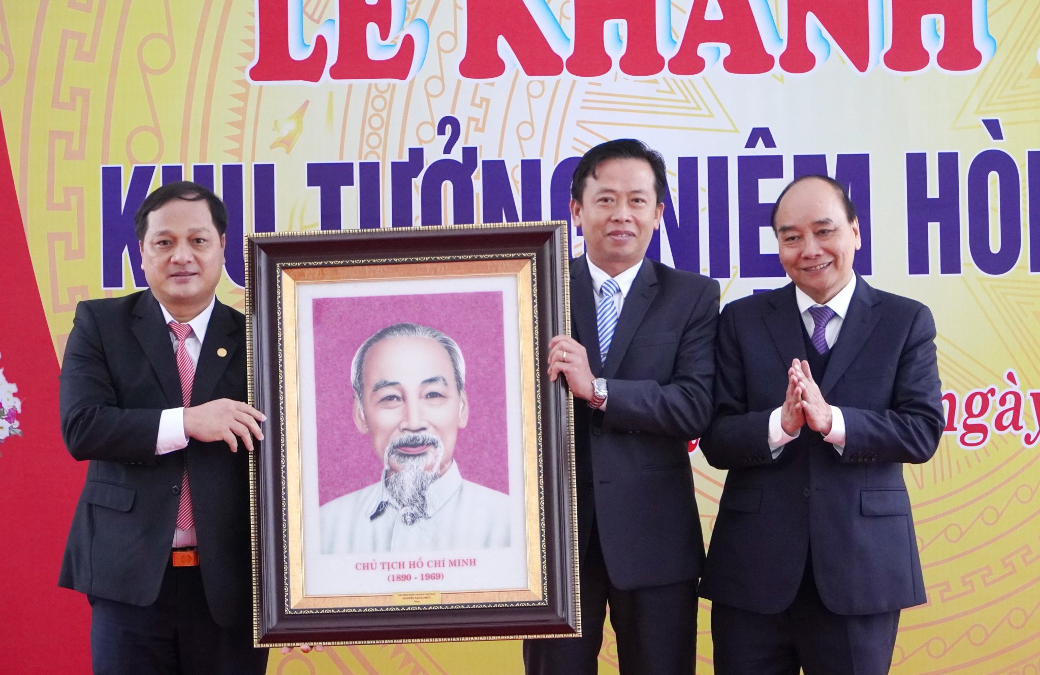 Chủ tịch nước Nguyễn Xuân Phúc tặng ảnh Bác Hồ cho Khu tưởng niệm Hòn Tàu - Đèo Le. Ảnh: QUẾ SƠN Chủ tịch nước Nguyễn Xuân Phúc tặng ảnh Bác Hồ cho Khu tưởng niệm Hòn Tàu - Đèo Le. Ảnh: QUẾ SƠN