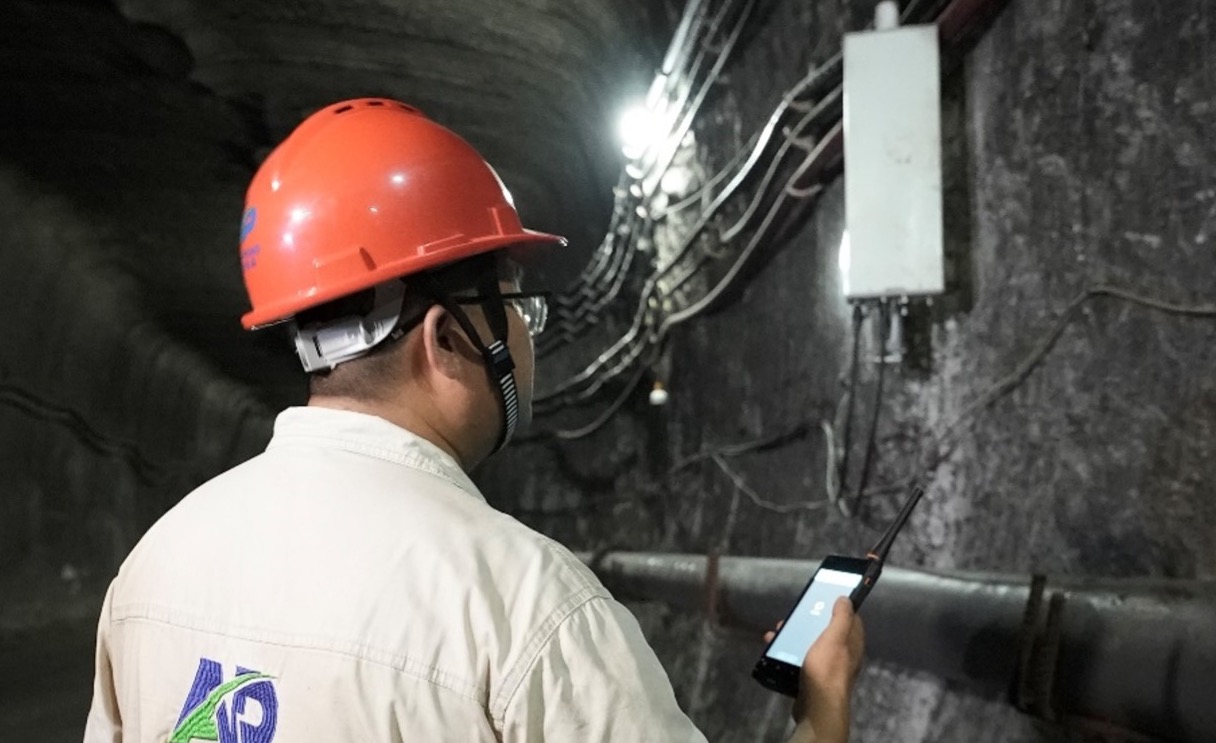 Một thợ mỏ đã thực hiện cuộc gọi video WeChat đầu tiên ở độ sâu 300m dưới lòng đất