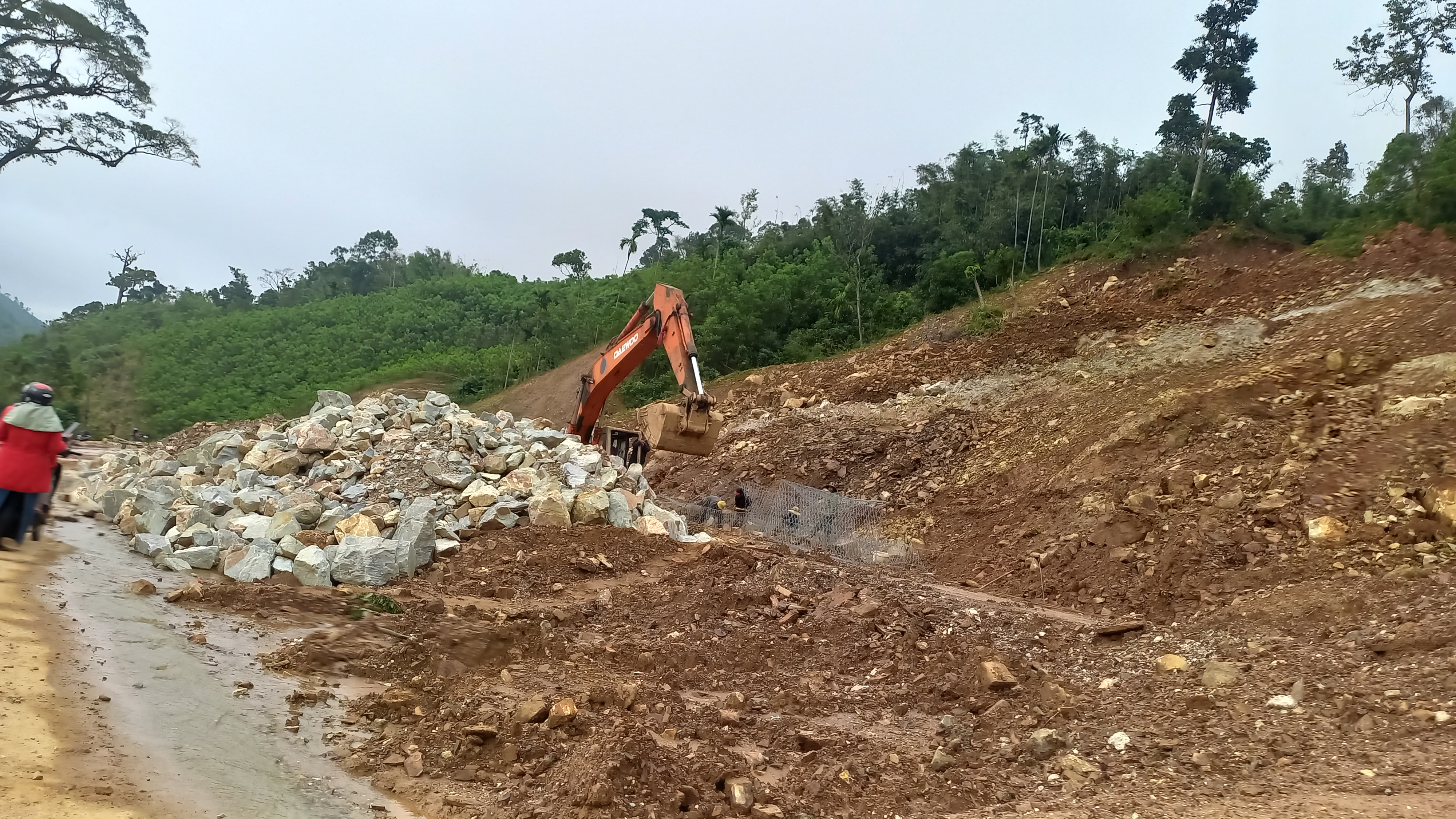 Những tuyến đường chính ở miền núi huyện Trà Bồng còn ngổn ngang sau những trận sạt lở đất. Ảnh: NGUYỄN TRANG Những tuyến đường chính ở miền núi huyện Trà Bồng còn ngổn ngang sau những trận sạt lở đất. Ảnh: NGUYỄN TRANG