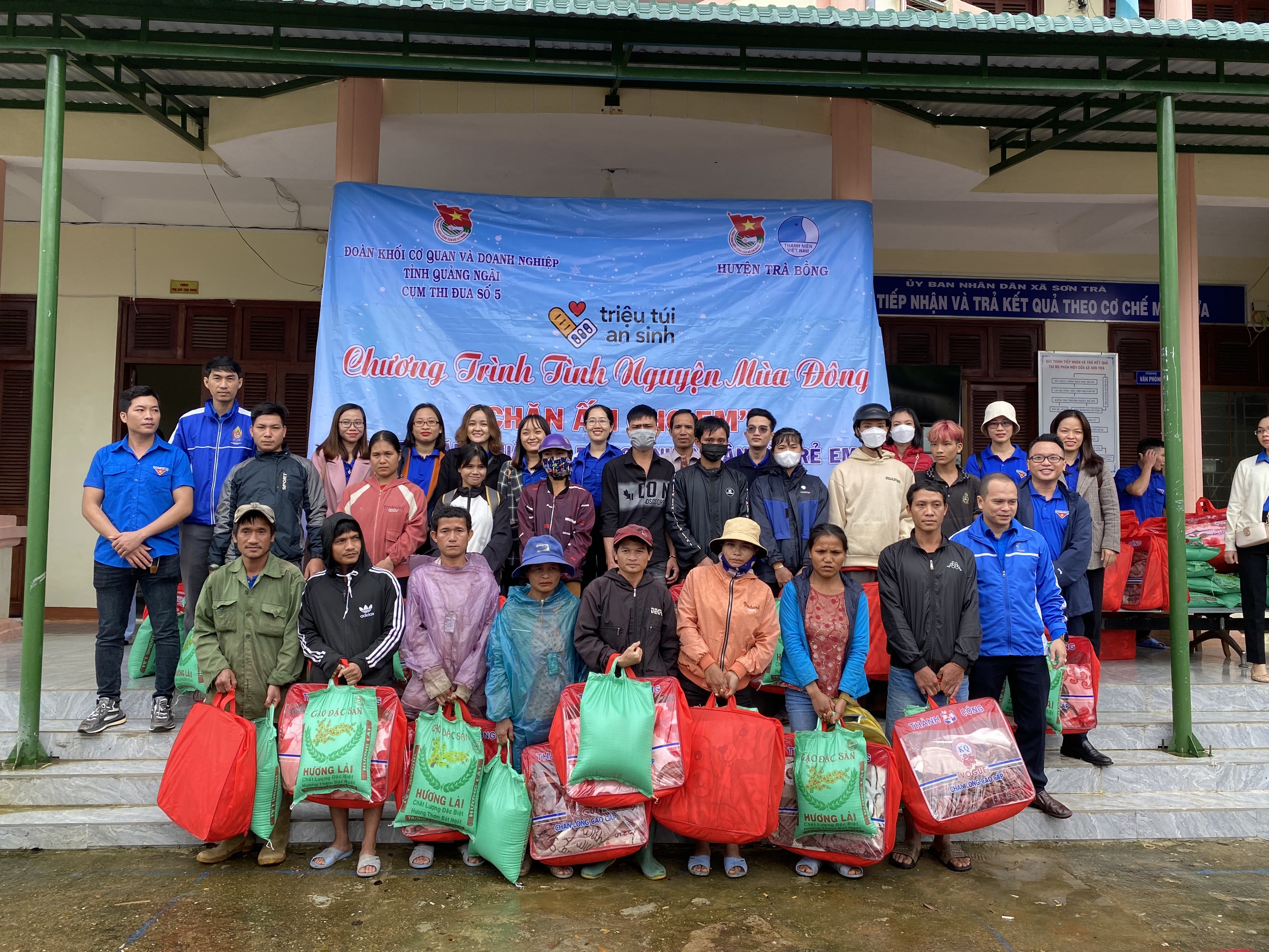 Tặng chăn mền và gạo cho người dân huyện Trà Bồng. Ảnh: HUYỆN ĐOÀN TRÀ BỒNG Tặng chăn mền và gạo cho người dân huyện Trà Bồng. Ảnh: HUYỆN ĐOÀN TRÀ BỒNG